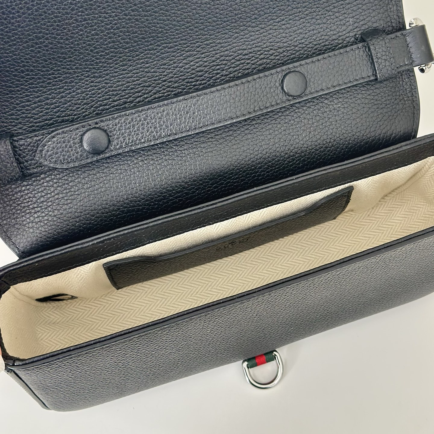 Gvc*1 Small crossbody bag with hook closure 23.5 x 12.5 x 6.5 cm