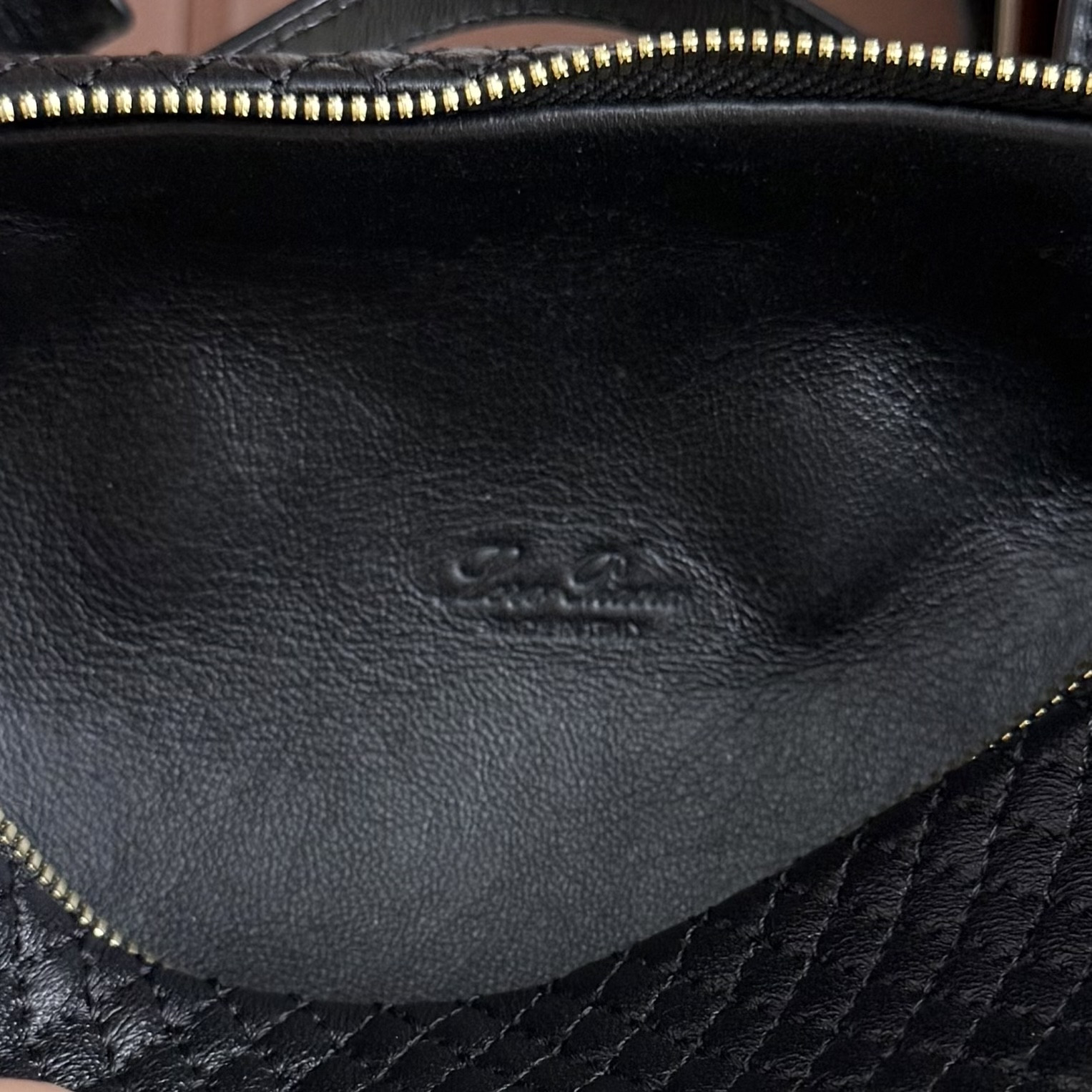 L0r0 P1ana Extra Pocket L19 Lambskin 19x11.5x7cm