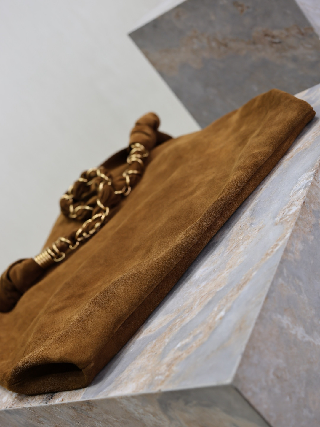 Y51 Amalia (suede) 42x50x1cm