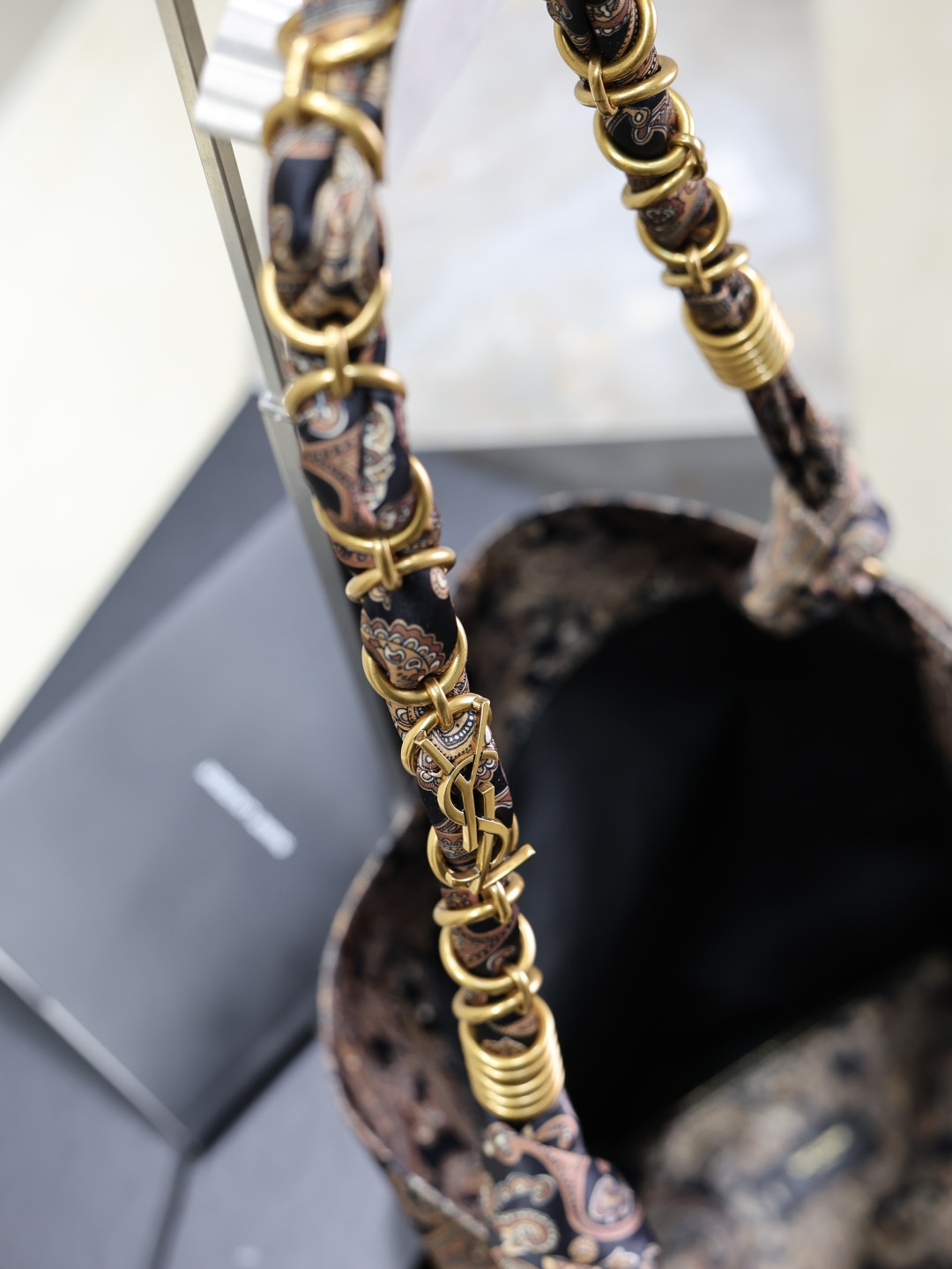 Y51 Amalia (silk twill) 42x50x1cm