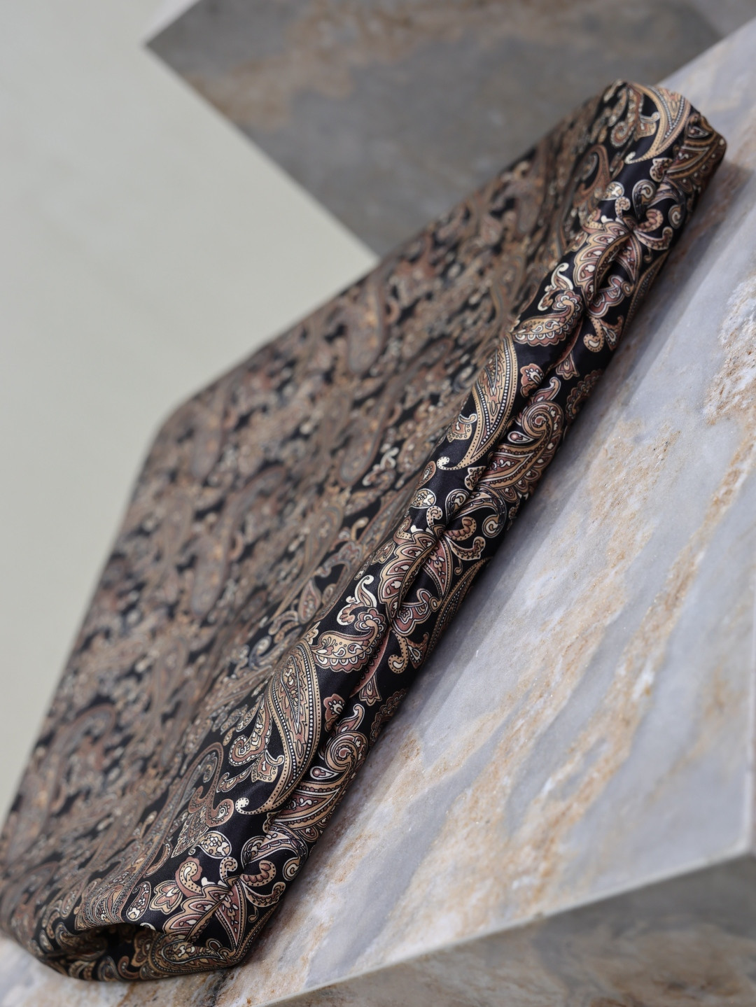 Y51 Amalia (silk twill) 42x50x1cm