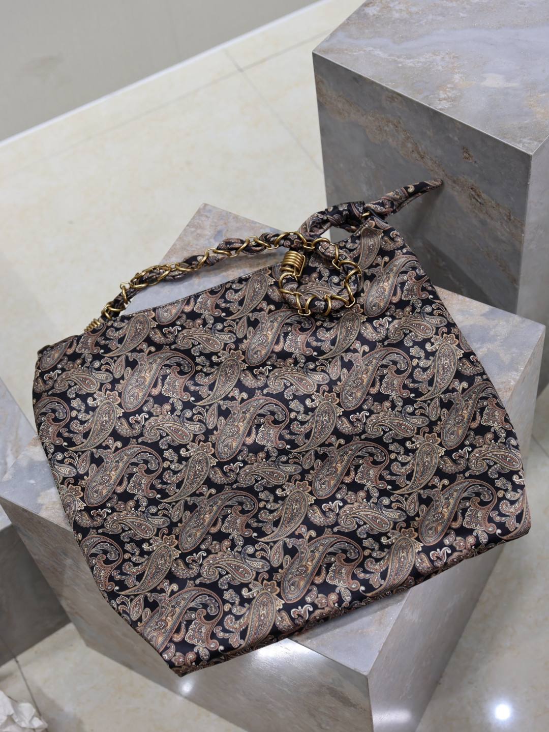 Y51 Amalia (silk twill) 42x50x1cm