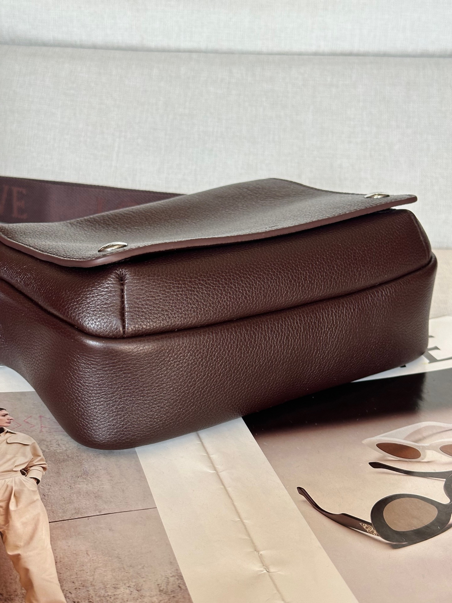 L0ew* Medium Pebble messenger bag in S*pple grained calfskin 18x23x9cm