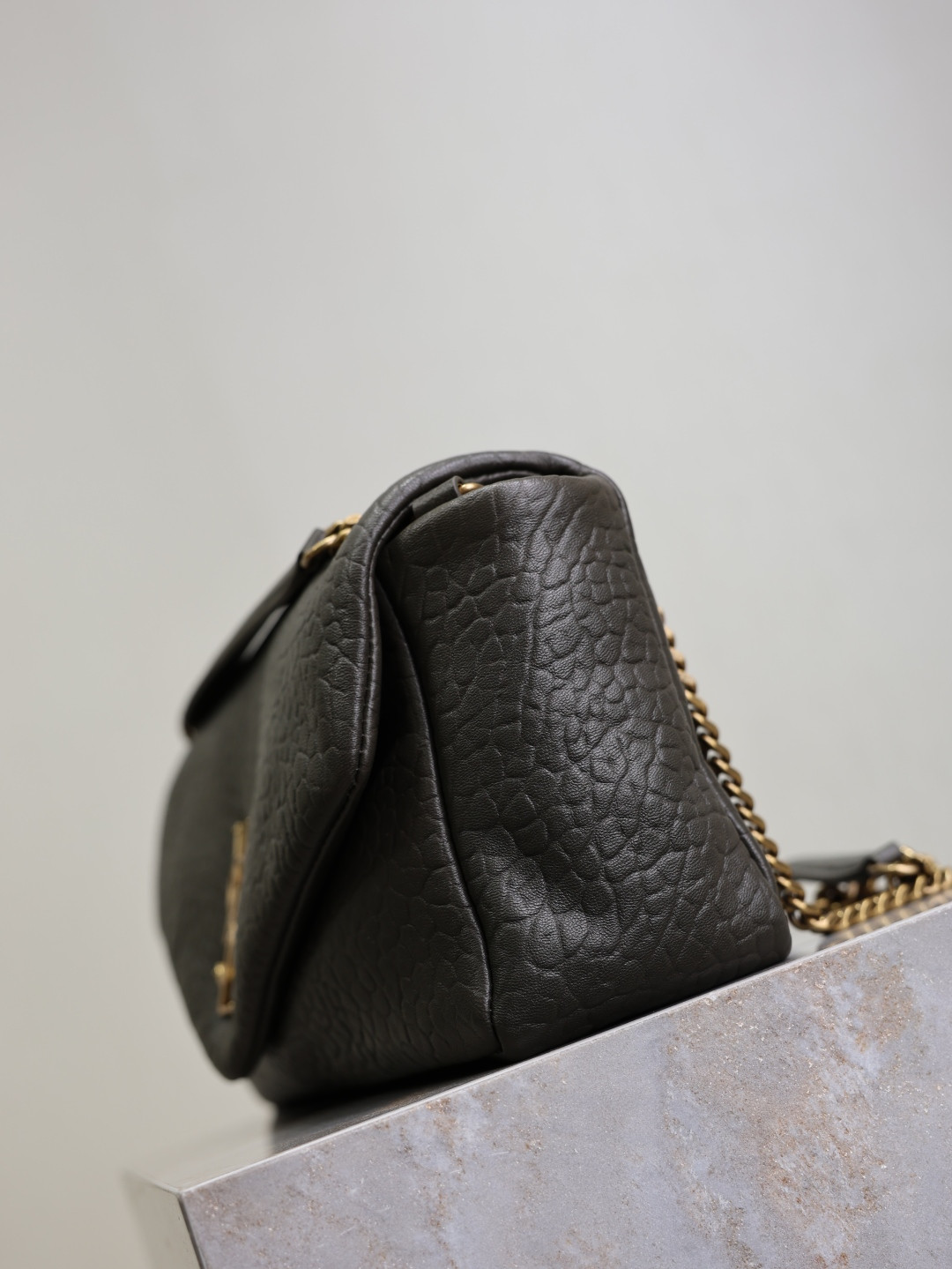 Y51 CALYPSO medium in grained lambskin 800916 30x15x7.5cm