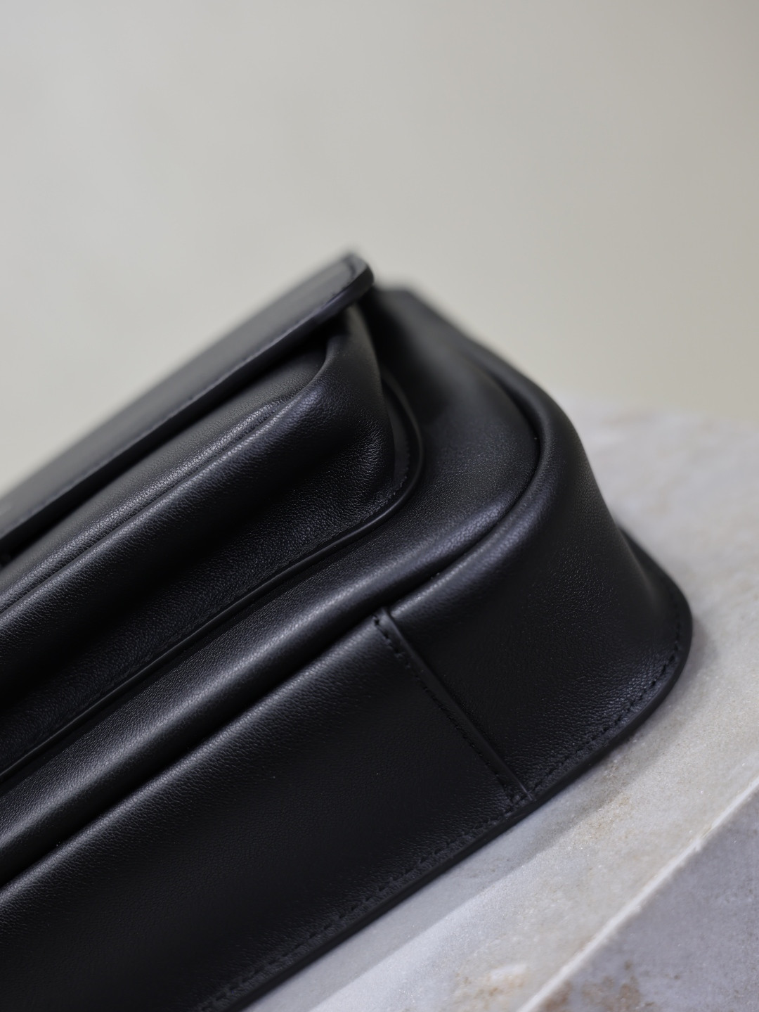 Y51 Sa1nt Lau*nt Niki small satchel in smooth leather 21x16x5cm