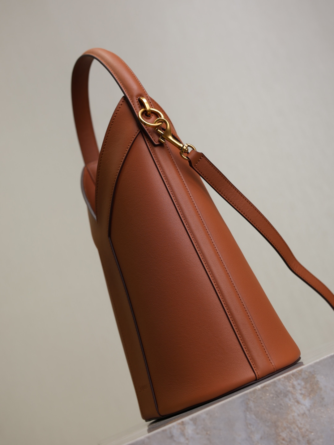 Y51 Y top-handle bucket in leather 25x22-34x3-15cm