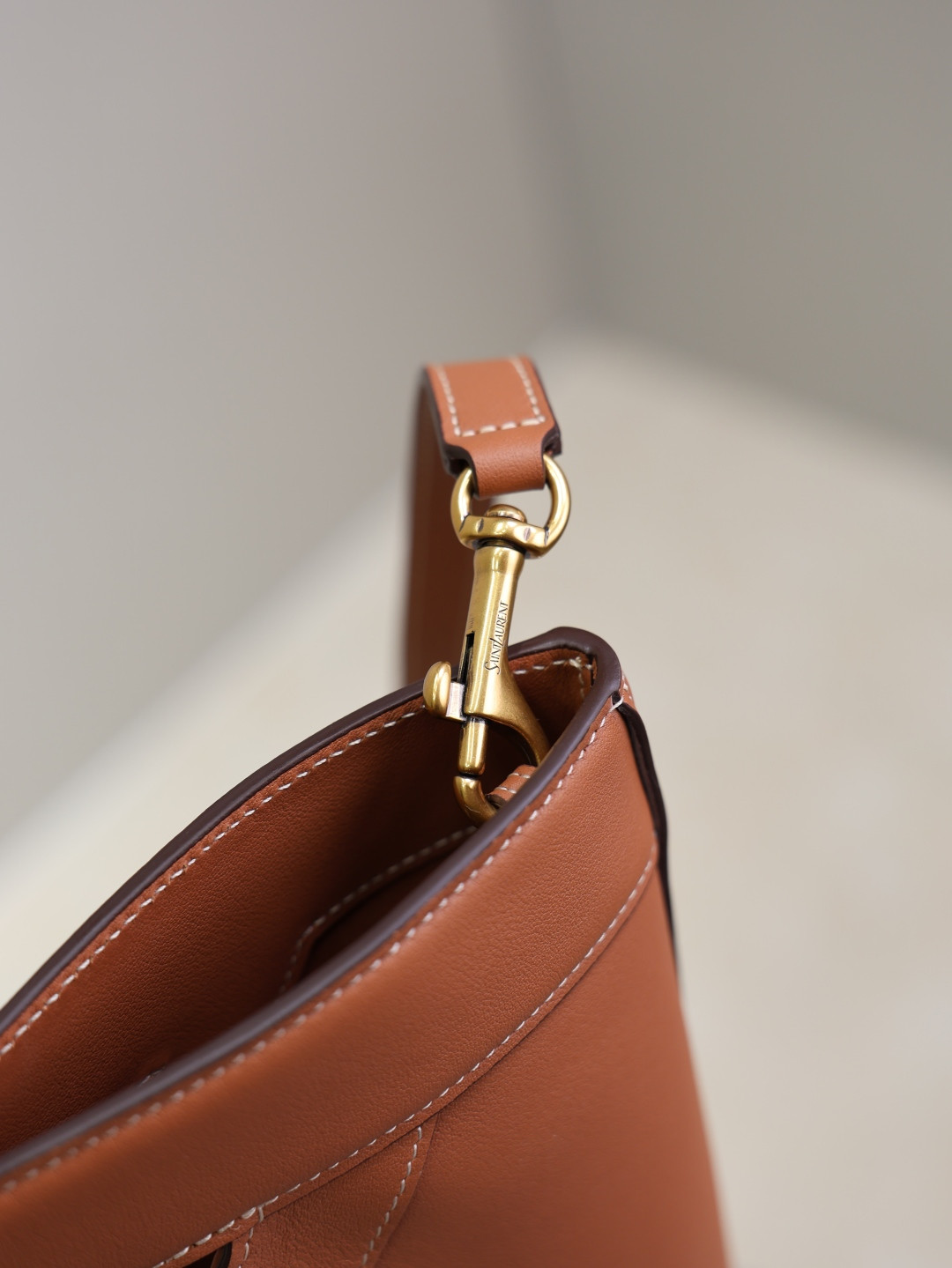 Y51 Y small bucket in leather 23x29.5x3-8.5cm