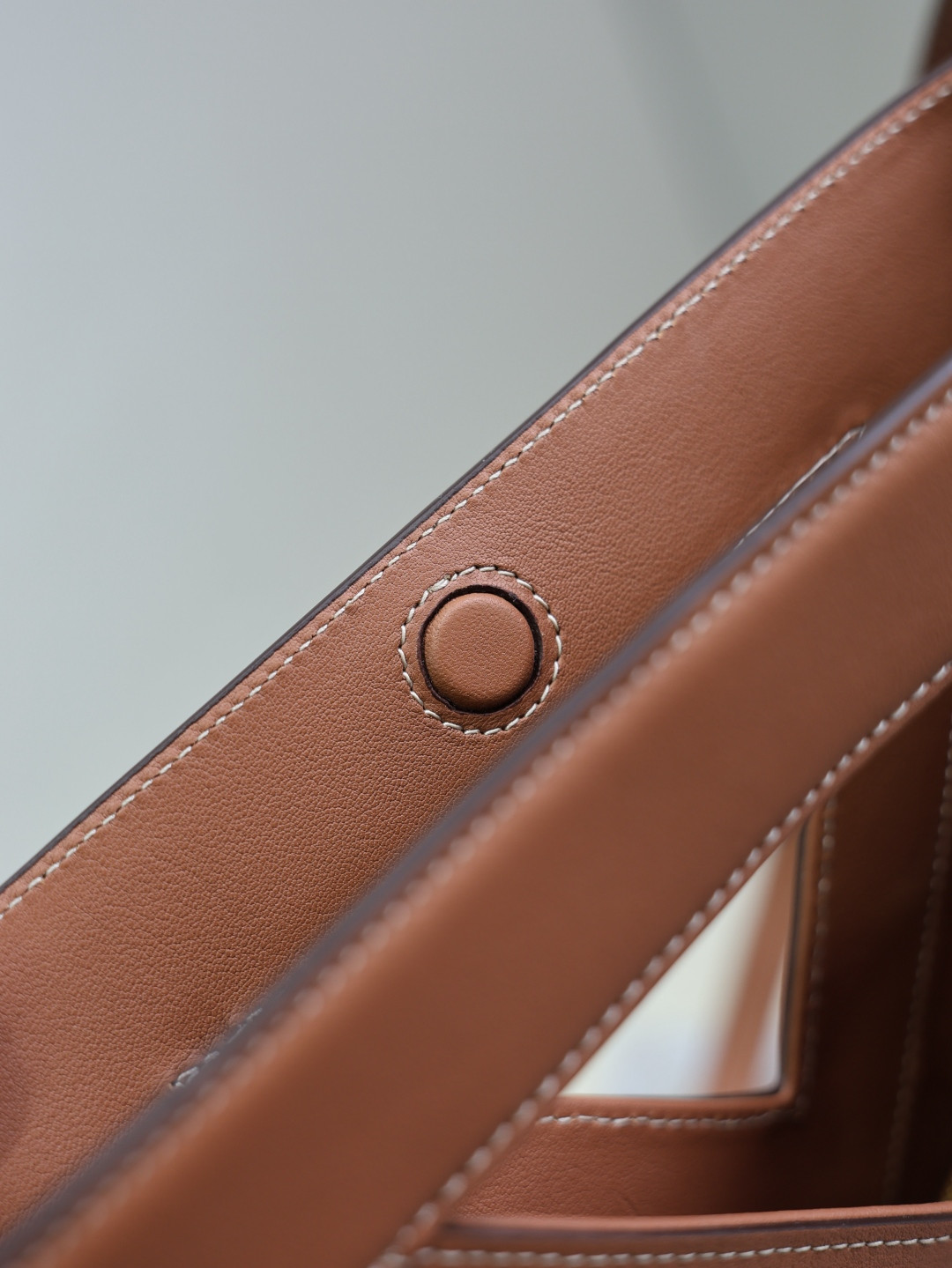 Y51 Y small bucket in leather 23x29.5x3-8.5cm