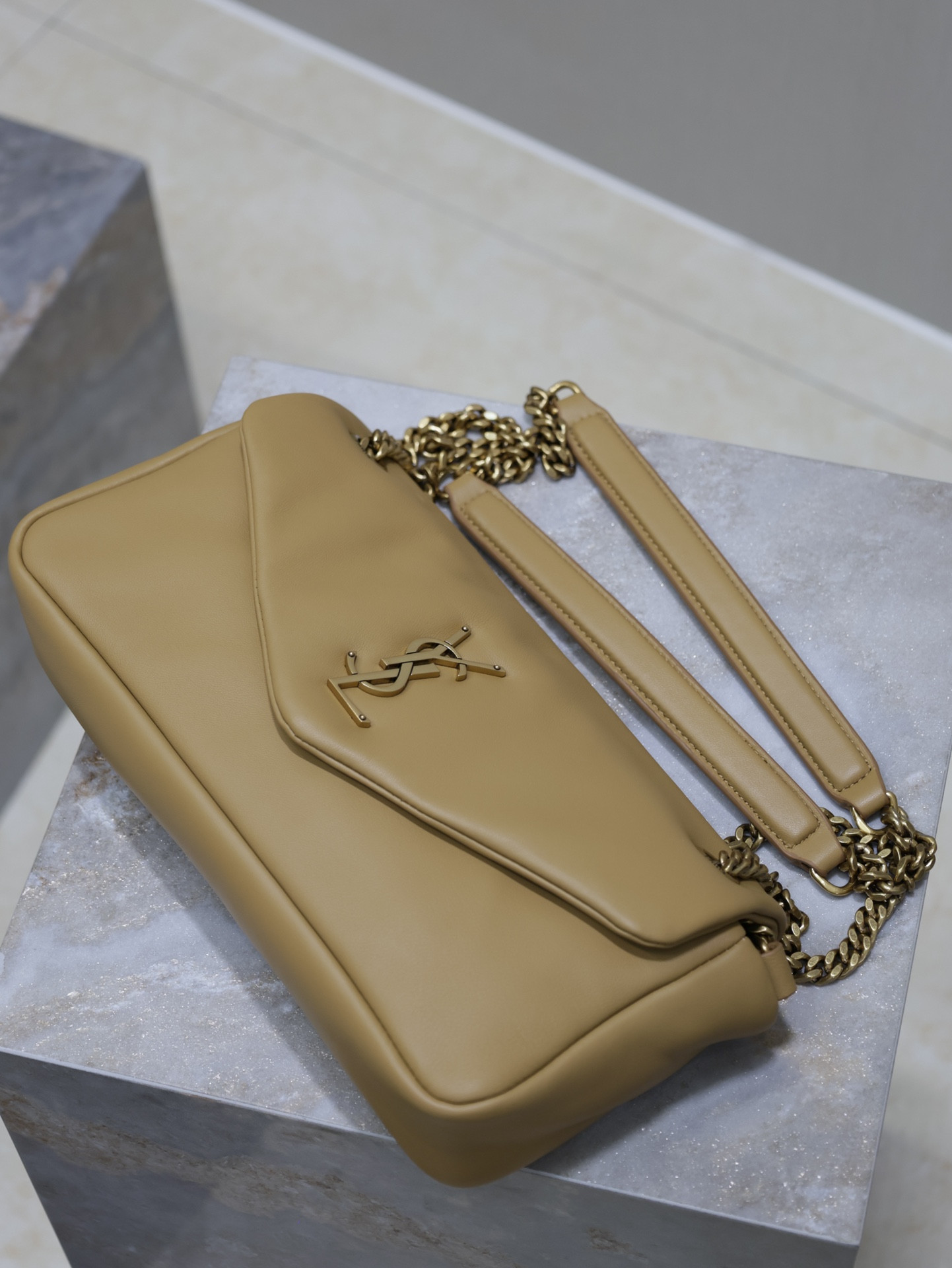 Y51 CALYPSO small in plunged lambskin 26x14x7cm