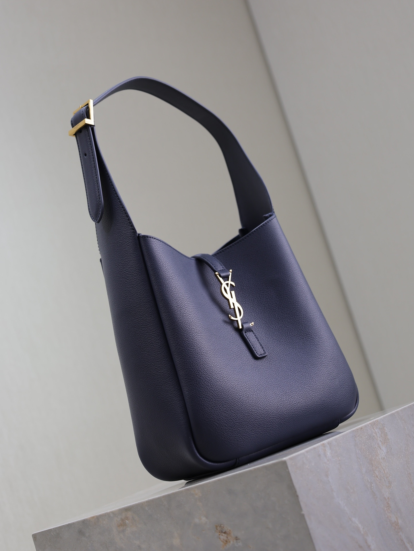 Y51 LE 5 À 7 S*pple small IN GRAINED LEATHER 23x22x8.5cm