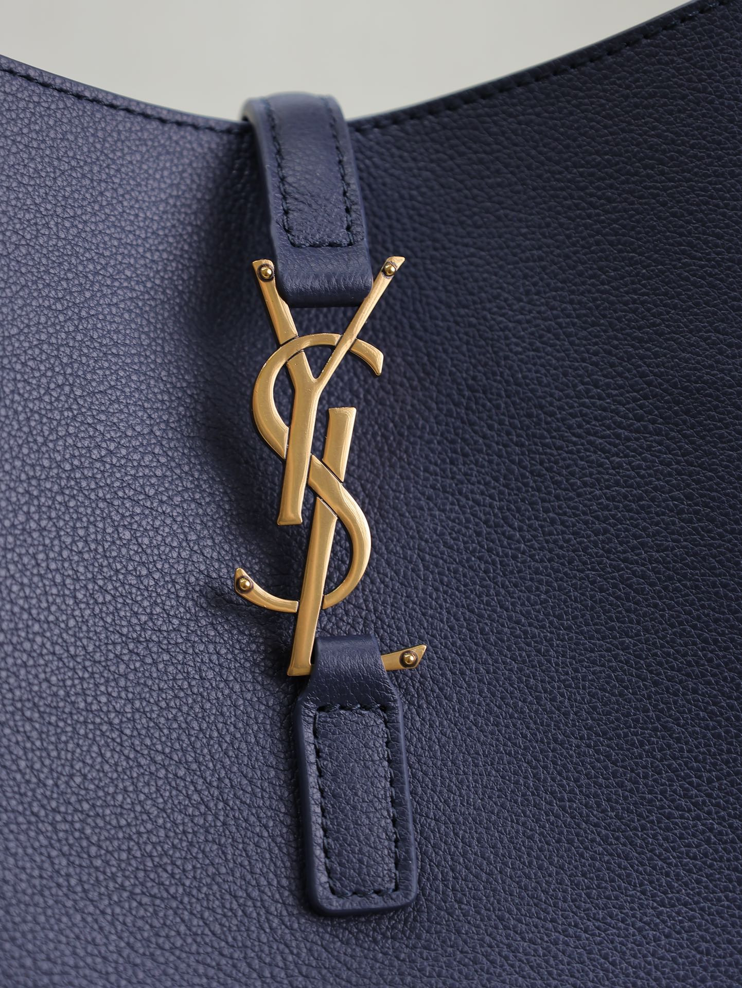 Y51 LE 5 À 7 S*pple small IN GRAINED LEATHER 23x22x8.5cm