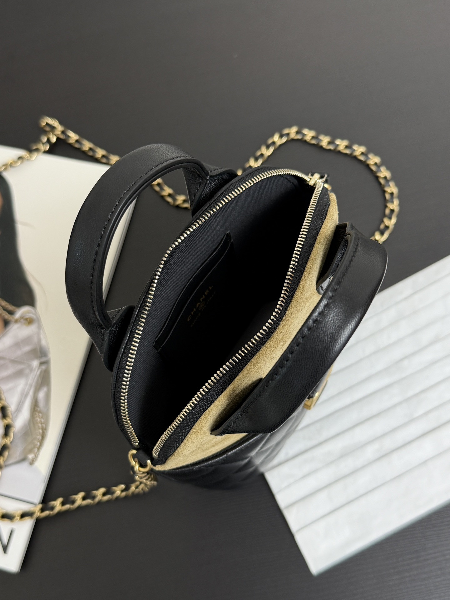 Ch**el Clutch with chain AP4742 18x17x6cm