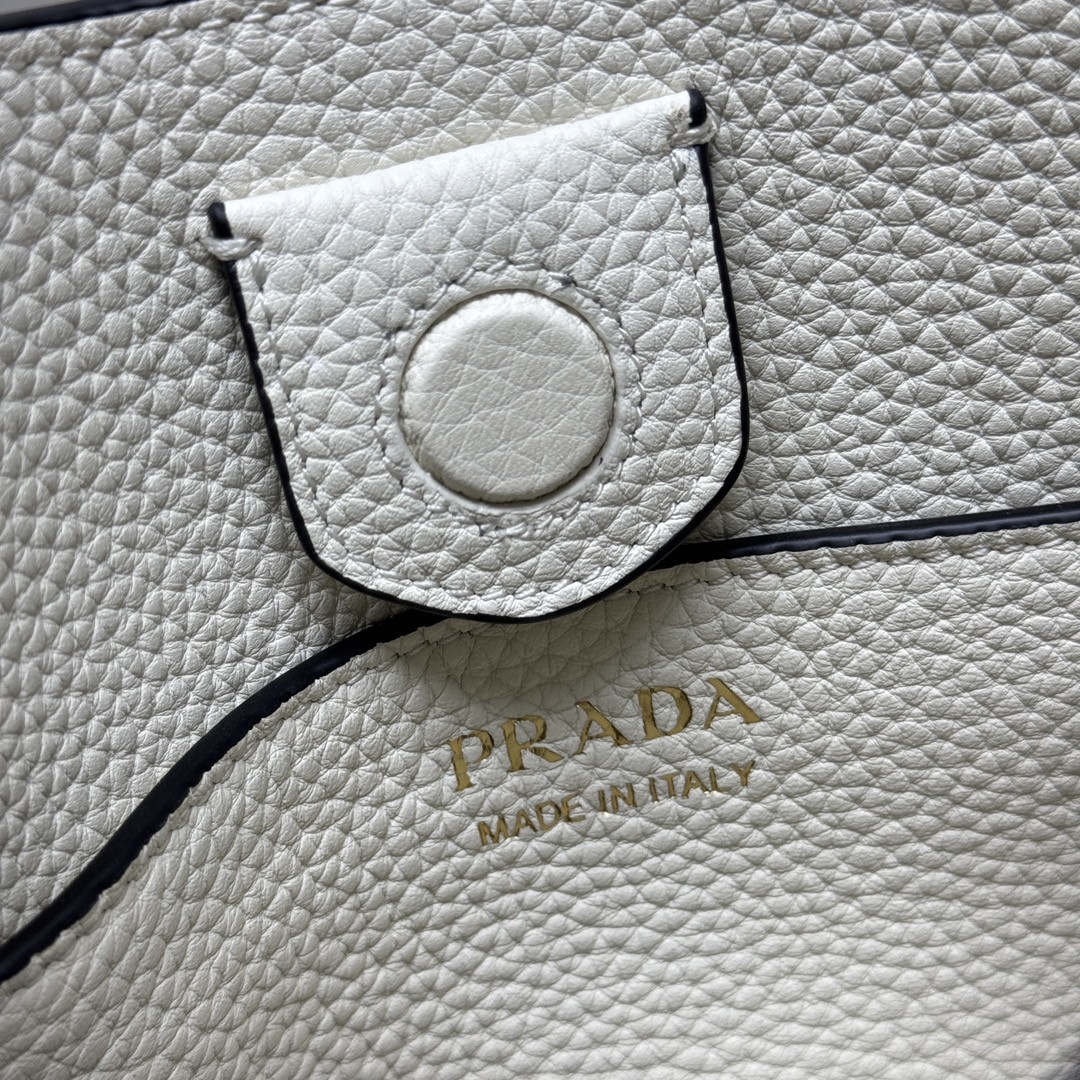 Pra*a Leather mini shoulder bag 20x19x6cm