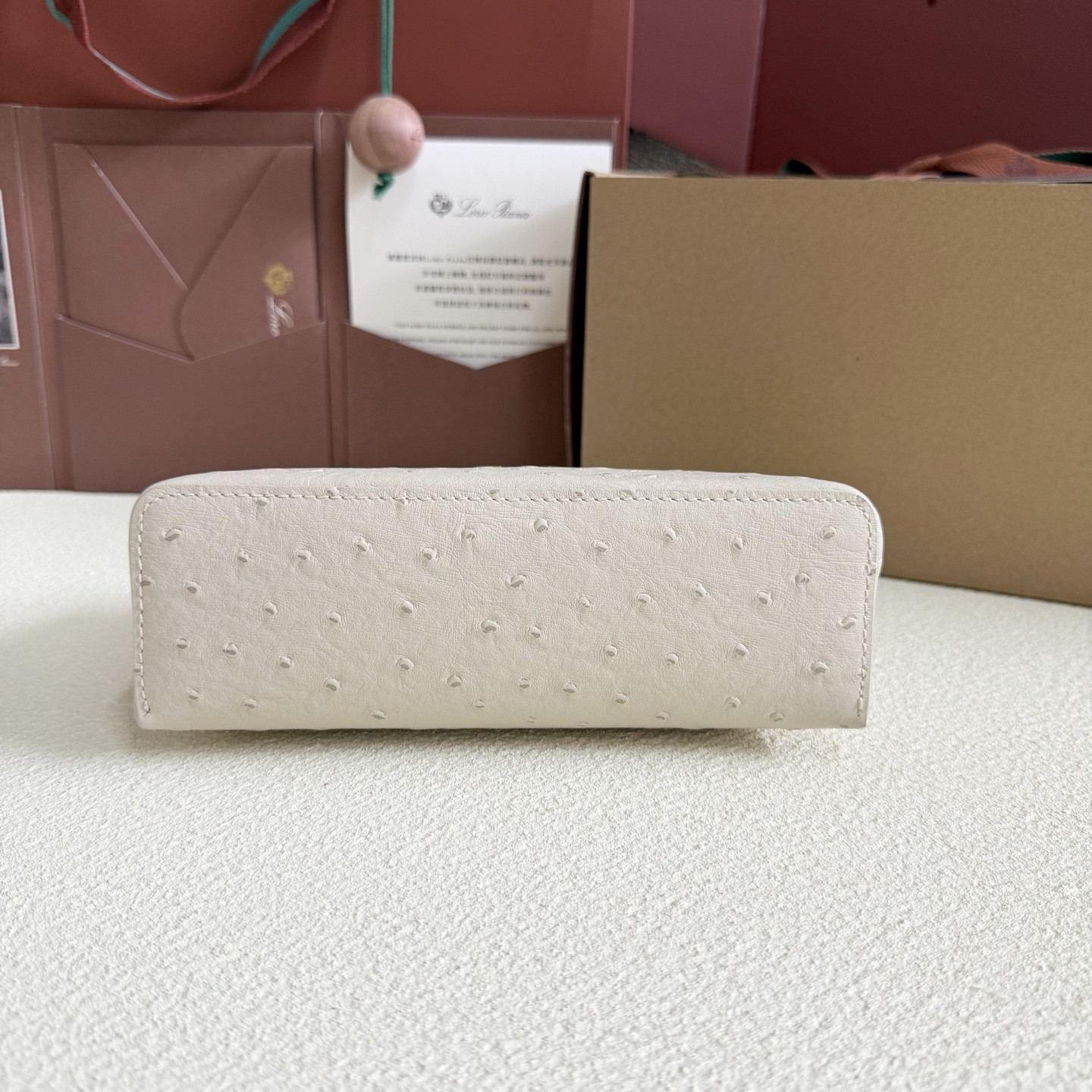 L0r0 P1ana Extra Pocket L19 Ostrich-grained Leather 11 x 19 x 6.5 cm