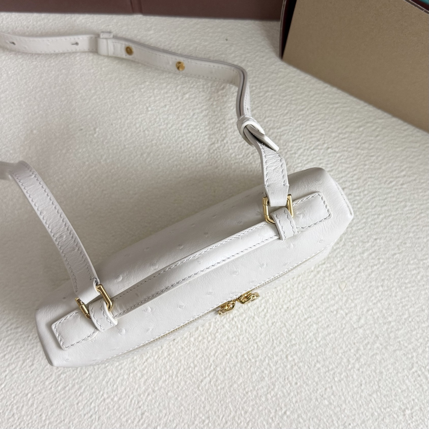 L0r0 P1ana Extra Pocket L19 Ostrich-grained Leather 11 x 19 x 6.5 cm