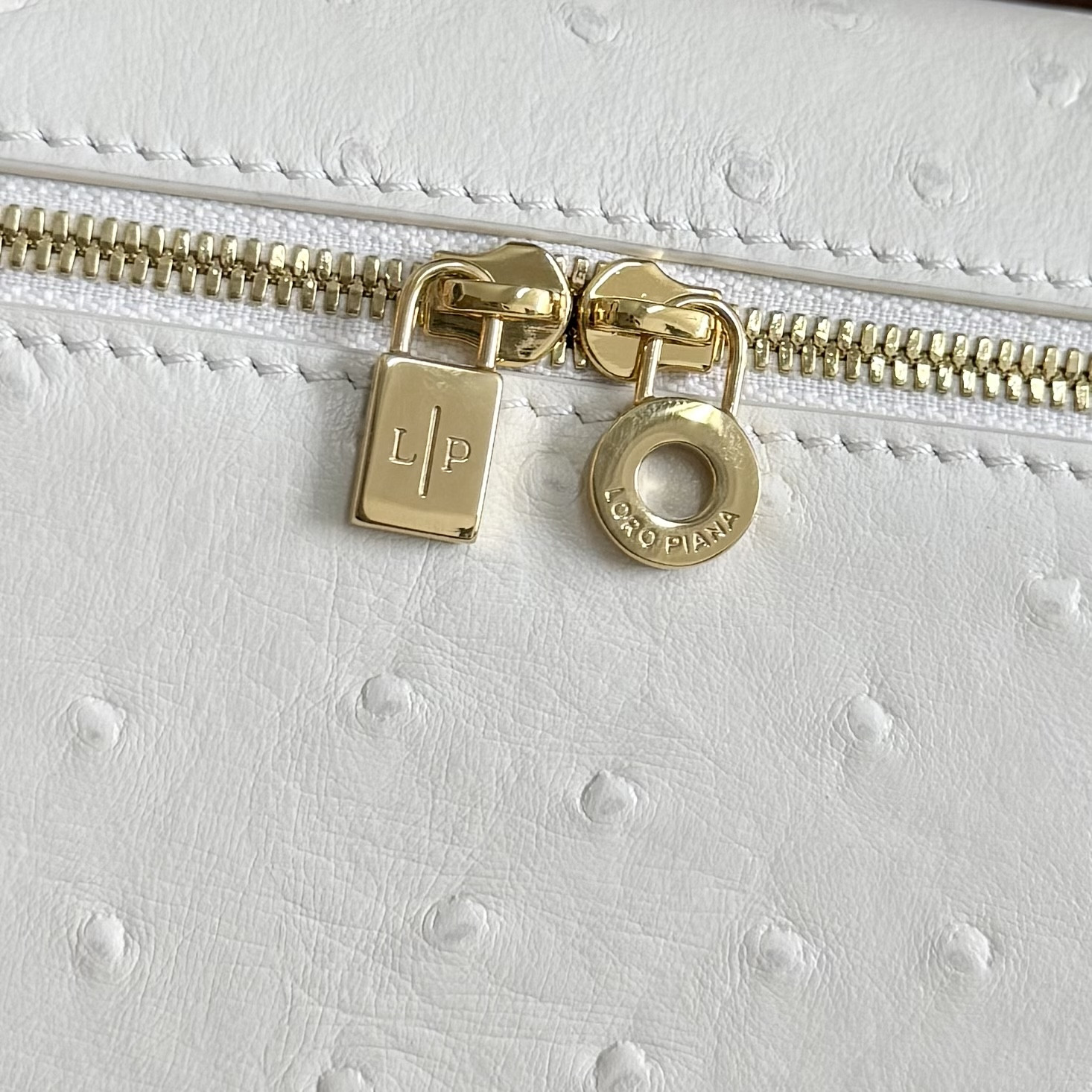 L0r0 P1ana Extra Pocket L19 Ostrich-grained Leather 11 x 19 x 6.5 cm