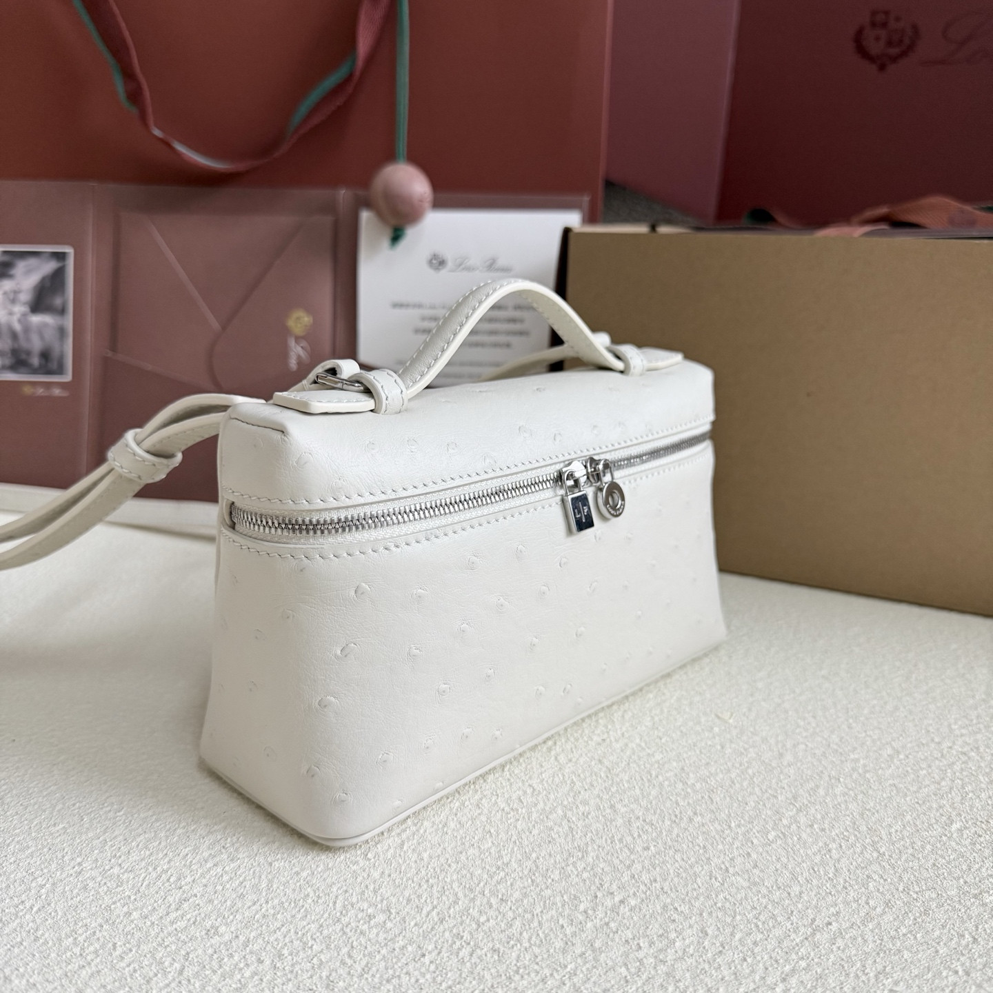 L0r0 P1ana Extra Pocket L19 Ostrich-grained Leather 11 x 19 x 6.5 cm