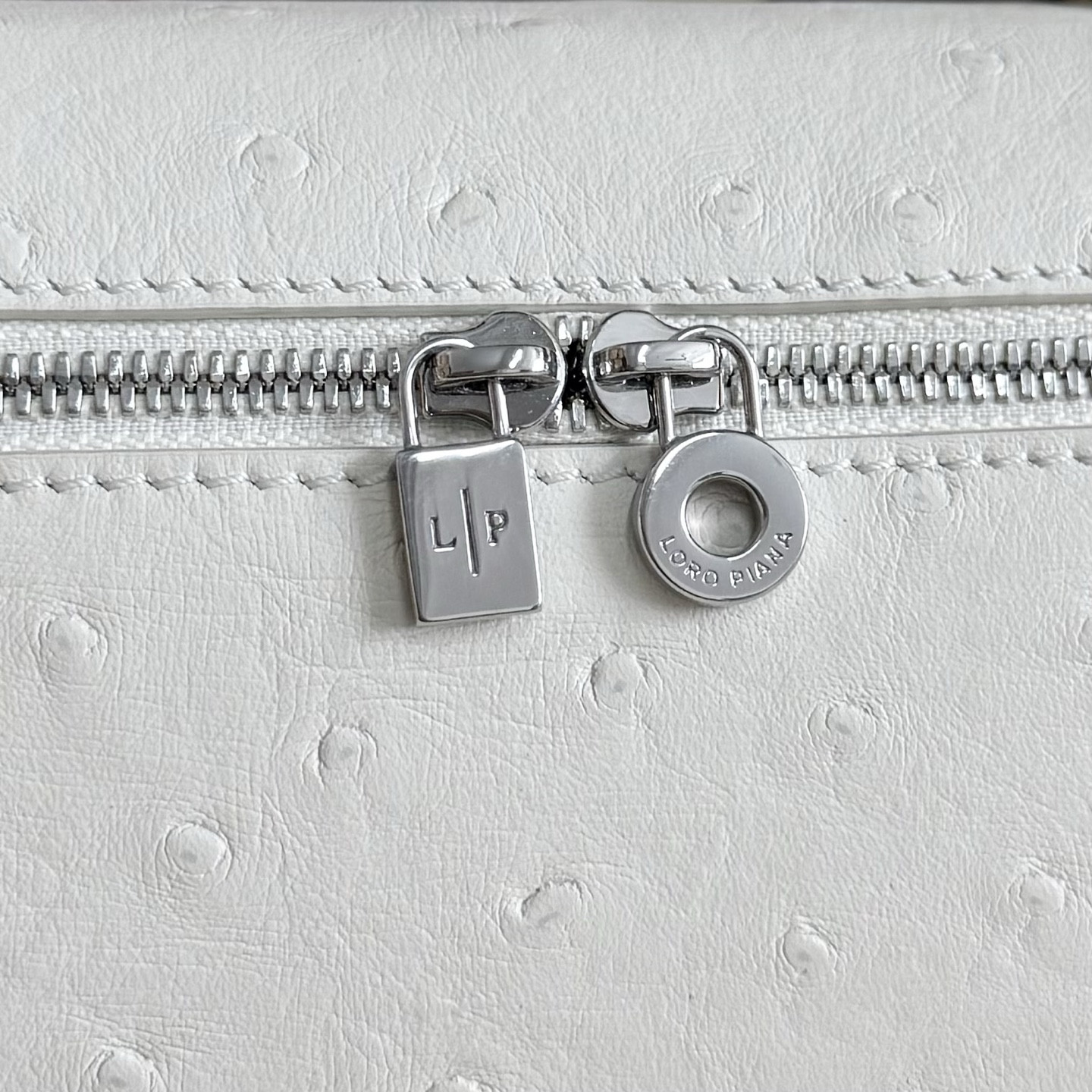 L0r0 P1ana Extra Pocket L19 Ostrich-grained Leather 11 x 19 x 6.5 cm