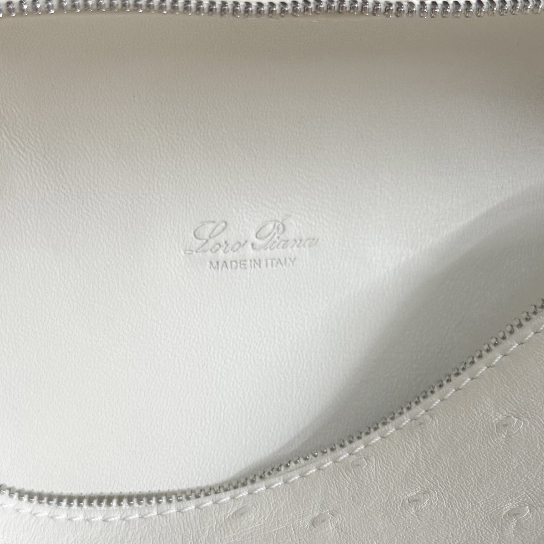 L0r0 P1ana Extra Pocket L19 Ostrich-grained Leather 11 x 19 x 6.5 cm