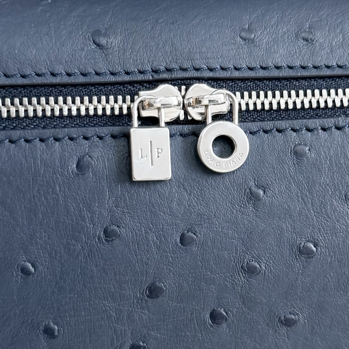 L0r0 P1ana Extra Pocket L19 Ostrich-grained Leather 11 x 19 x 6.5 cm