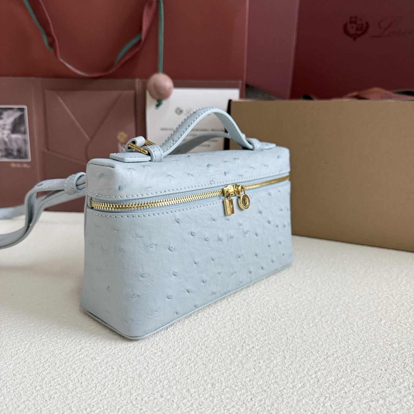 L0r0 P1ana Extra Pocket L19 Ostrich-grained Leather 11 x 19 x 6.5 cm