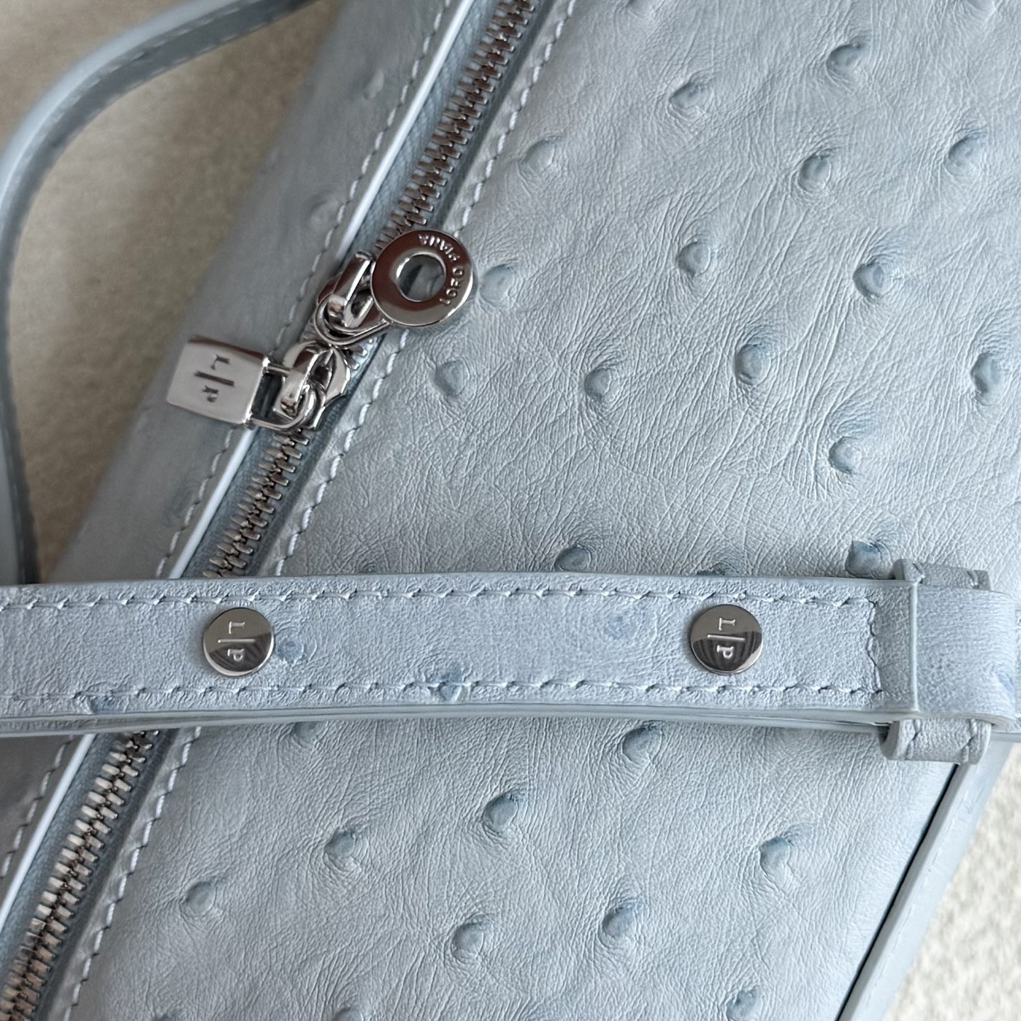 L0r0 P1ana Extra Pocket L19 Ostrich-grained Leather 11 x 19 x 6.5 cm