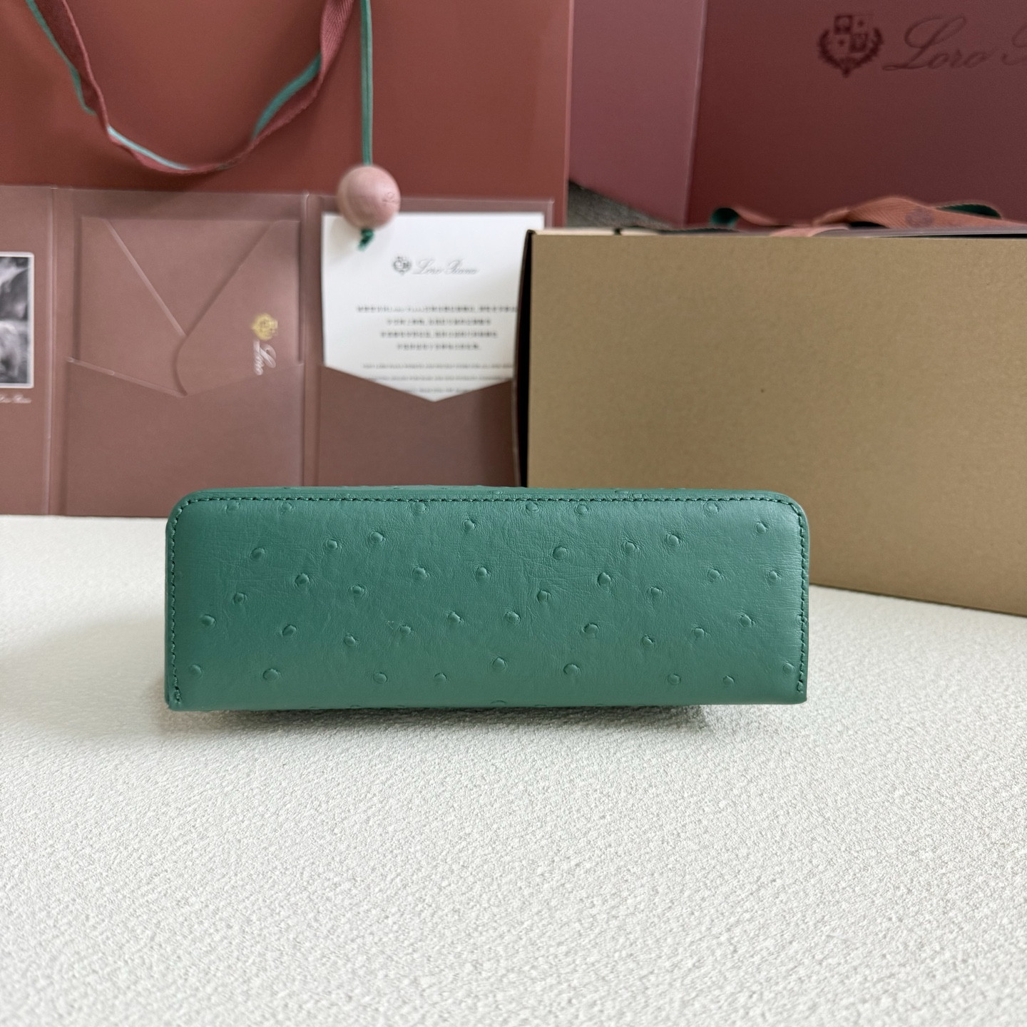 L0r0 P1ana Extra Pocket L19 Ostrich-grained Leather 11 x 19 x 6.5 cm