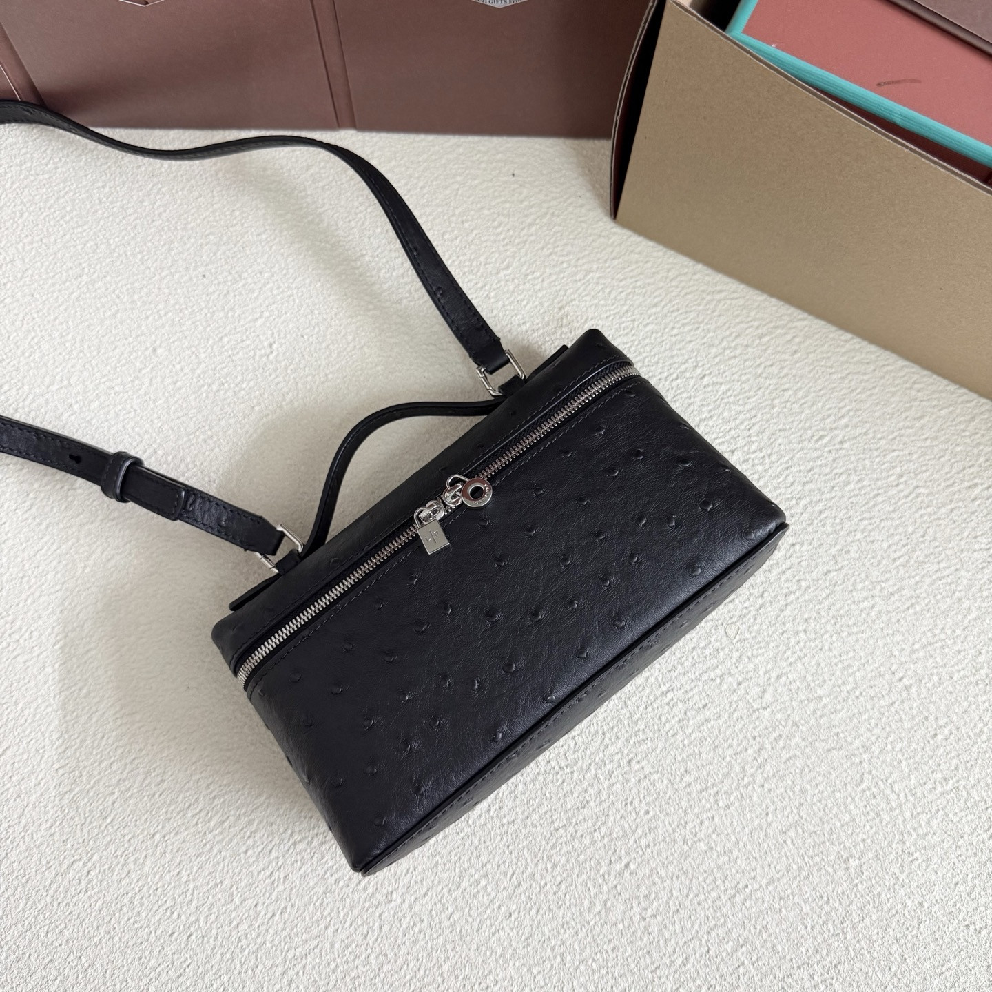 L0r0 P1ana Extra Pocket L19 Ostrich-grained Leather 11 x 19 x 6.5 cm