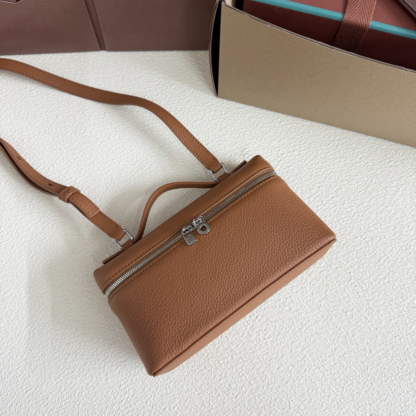 L0r0 P1ana Extra Pocket L19 Grained Calfskin 11 x 19 x 6.5 cm