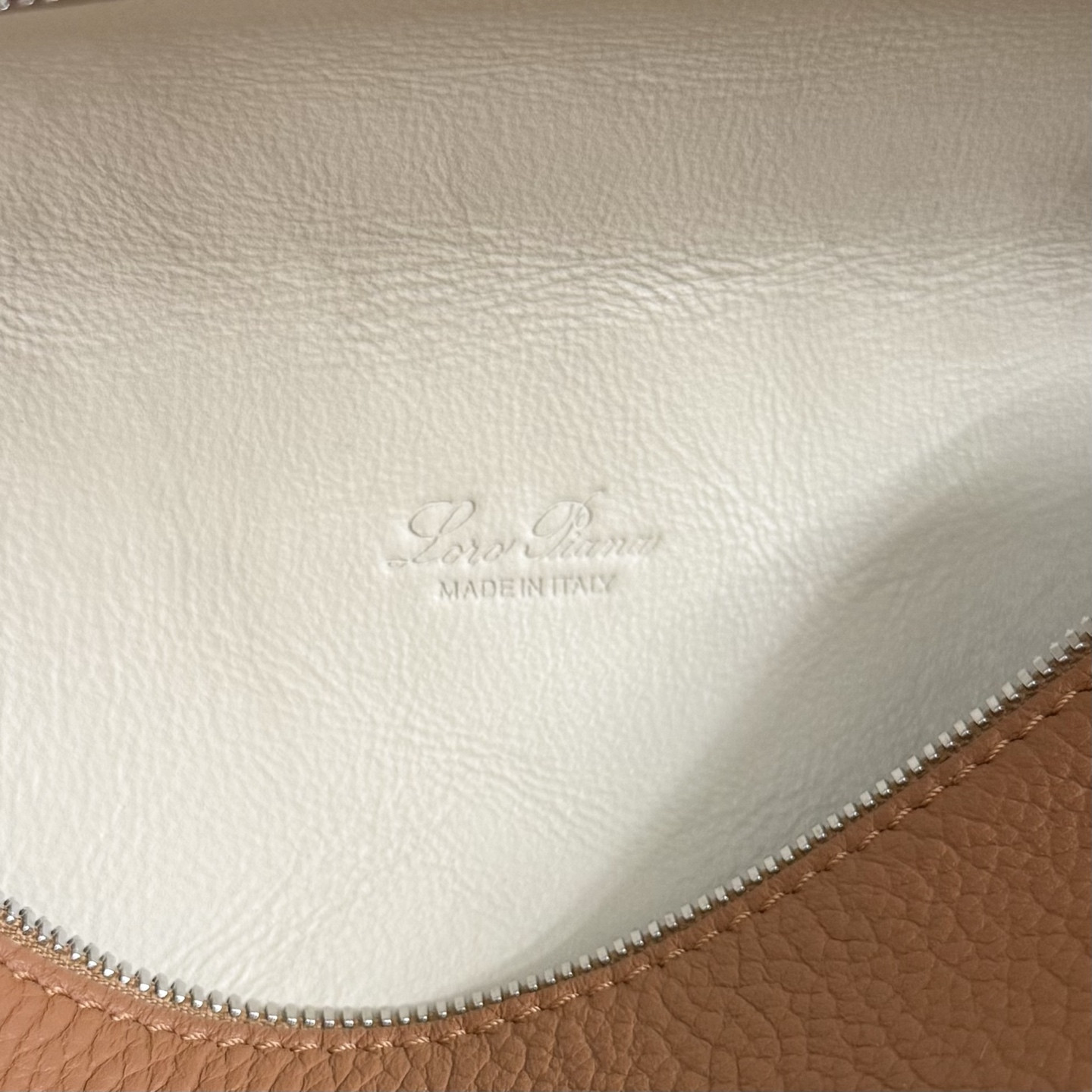 L0r0 P1ana Extra Pocket L19 Grained Calfskin 11 x 19 x 6.5 cm