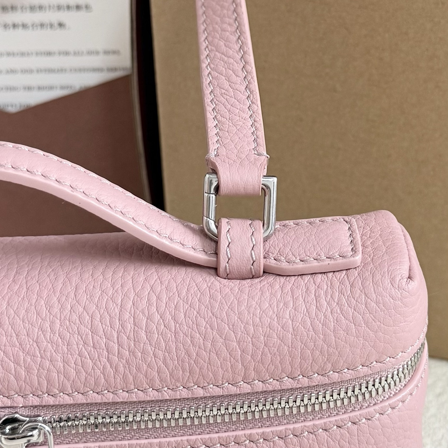 L0r0 P1ana Extra Pocket L19 Grained Calfskin 11 x 19 x 6.5 cm