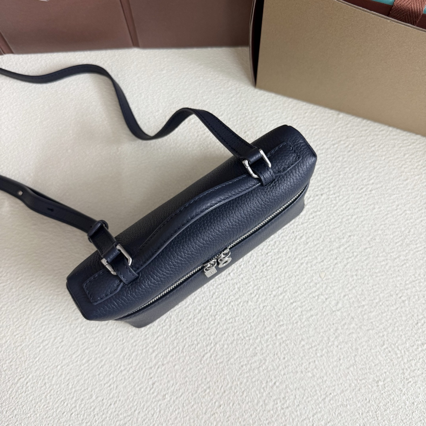 L0r0 P1ana Extra Pocket L19 Grained Calfskin 11 x 19 x 6.5 cm