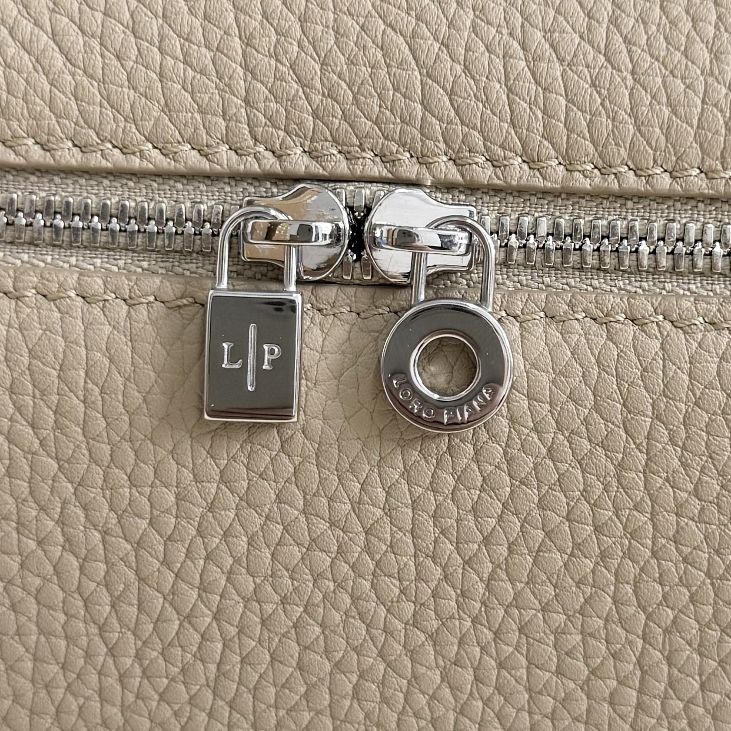 L0r0 P1ana Extra Pocket L19 Grained Calfskin 11 x 19 x 6.5 cm