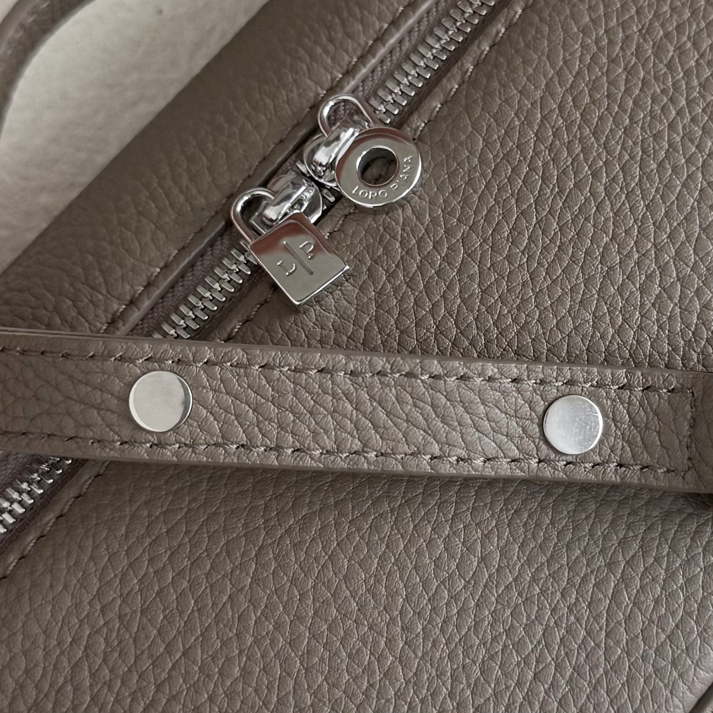 L0r0 P1ana Extra Pocket L19 Grained Calfskin 11 x 19 x 6.5 cm