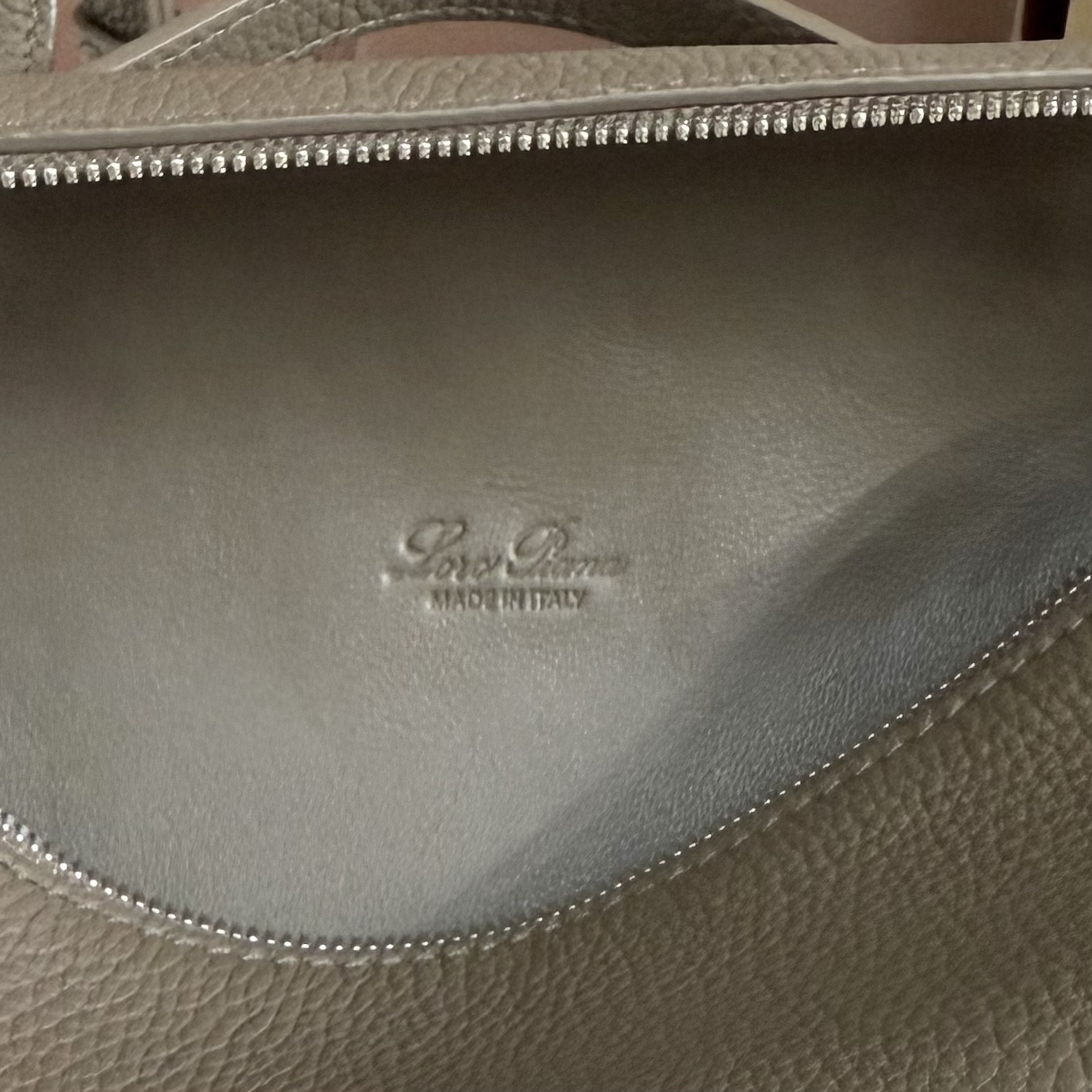 L0r0 P1ana Extra Pocket L19 Grained Calfskin 11 x 19 x 6.5 cm