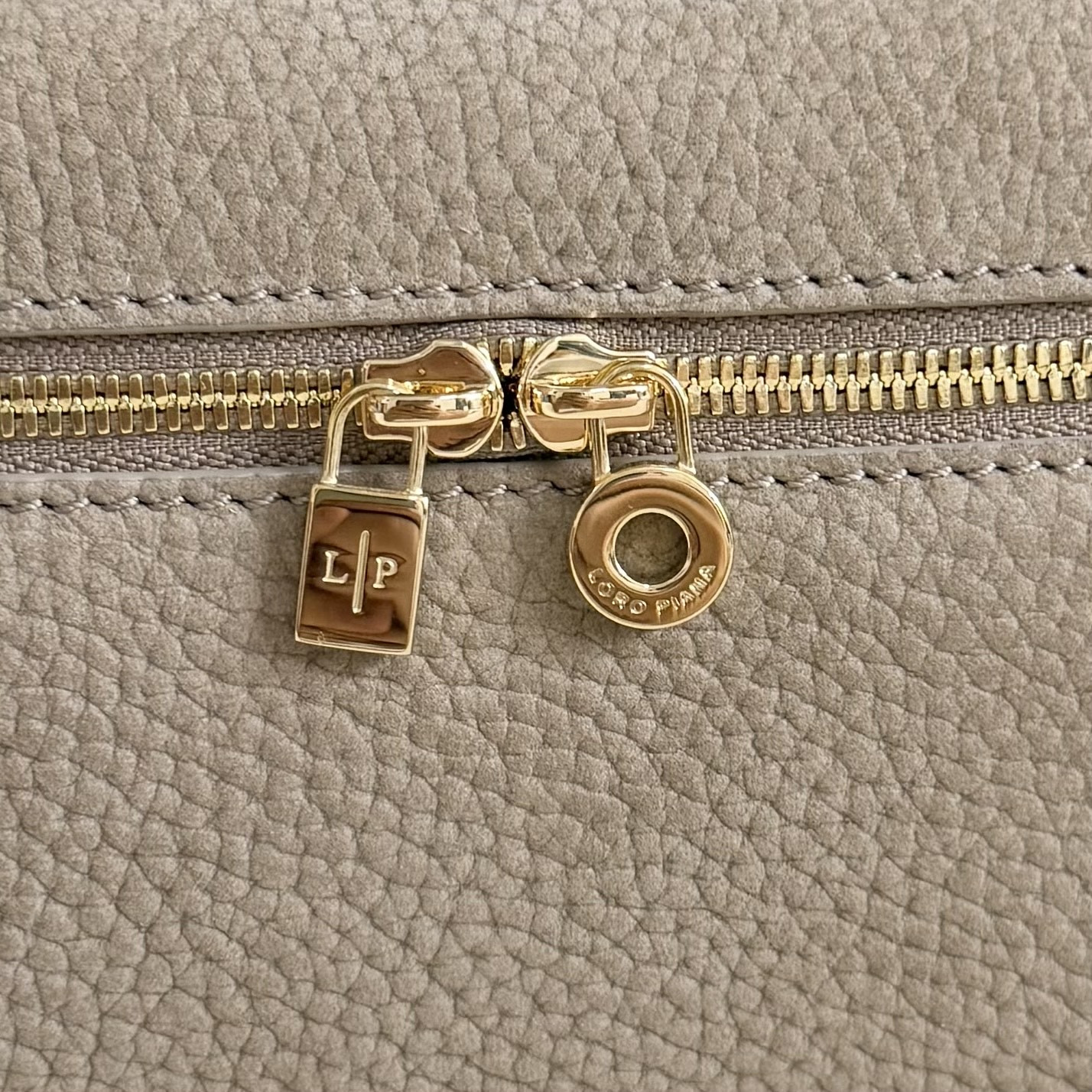 L0r0 P1ana Extra Pocket L19 Grained Calfskin 11 x 19 x 6.5 cm