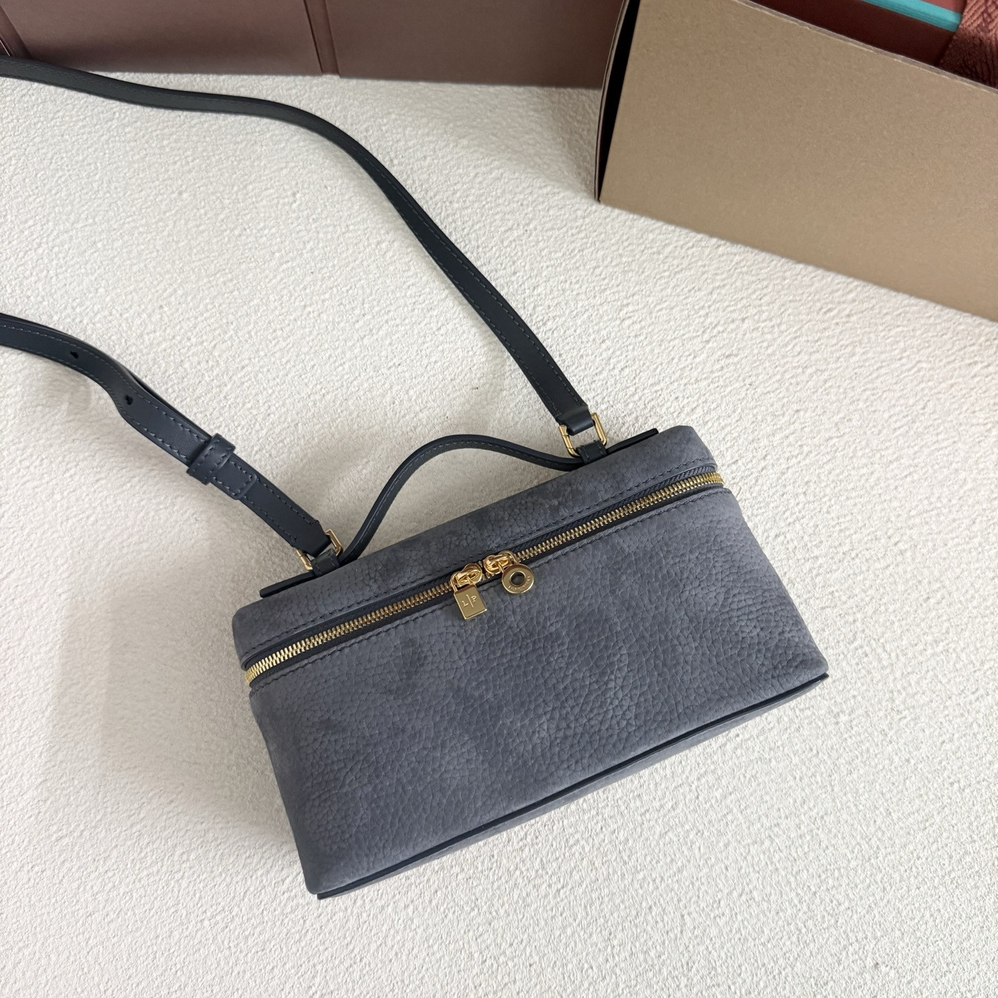 L0r0 P1ana Extra Pocket L19 Grained Calfskin 11 x 19 x 6.5 cm