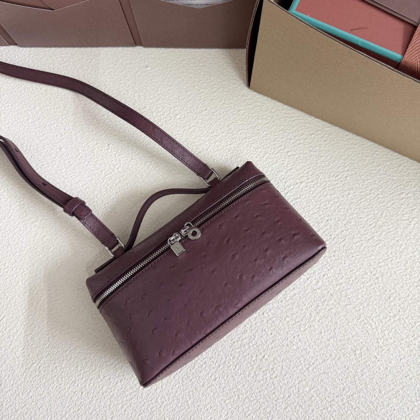 L0r0 P1ana Extra Pocket L19 Ostrich-grained Leather 11 x 19 x 6.5 cm