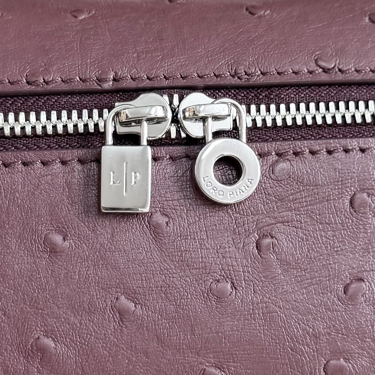 L0r0 P1ana Extra Pocket L19 Ostrich-grained Leather 11 x 19 x 6.5 cm