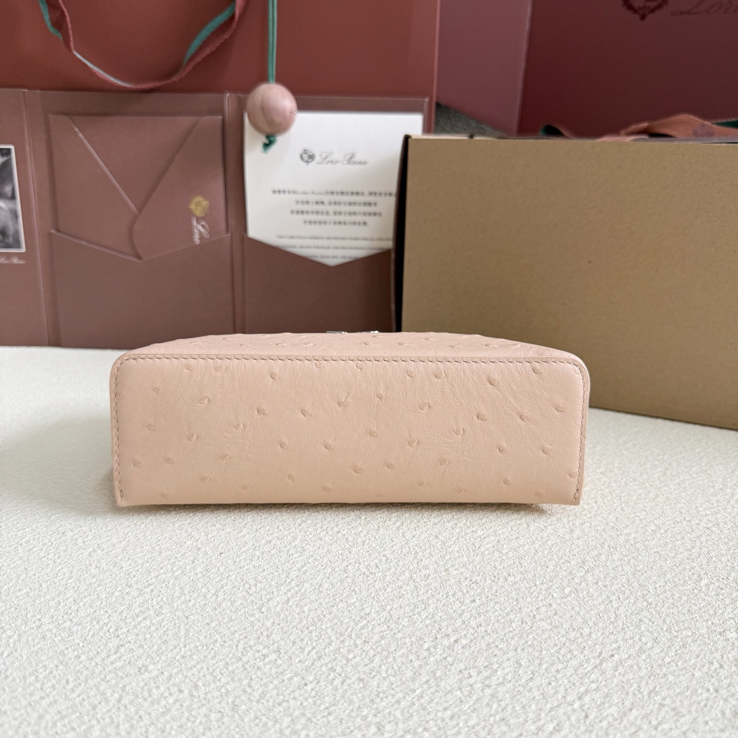 L0r0 P1ana Extra Pocket L19 Ostrich-grained Leather 11 x 19 x 6.5 cm