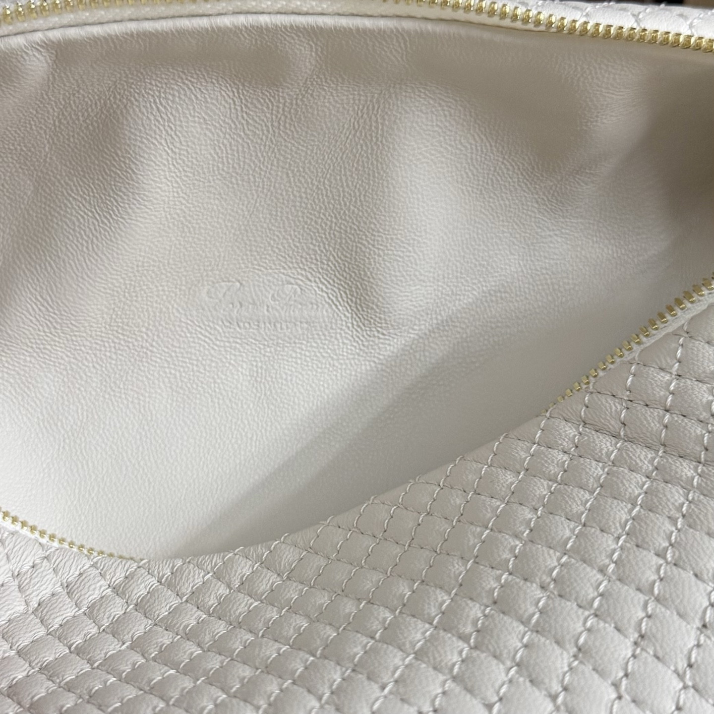 L0r0 P1ana Extra Pocket L19 Lambskin 19x11.5x7cm