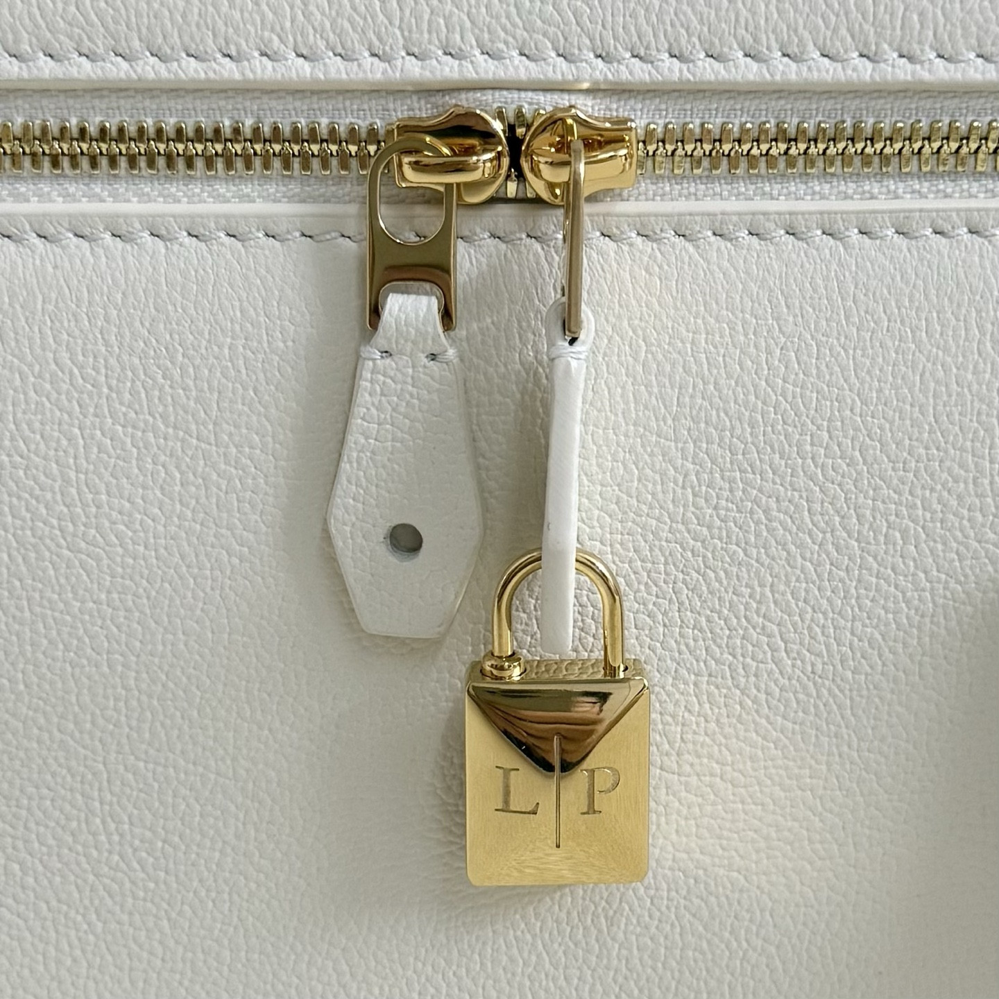 L0r0 P1ana Extra Pocket L27 Calfskin 16x27x10cm