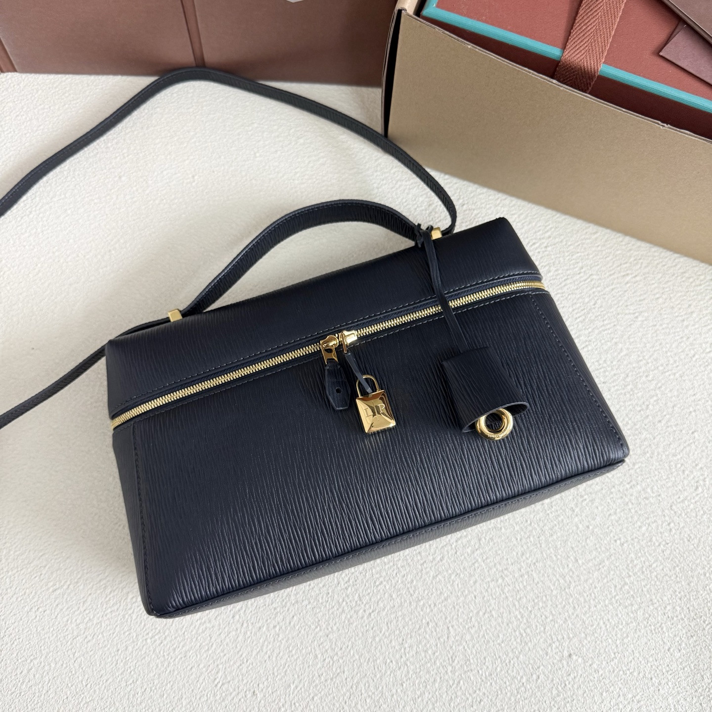 L0r0 P1ana Extra Pocket L27 Calfskin 16x27x10cm