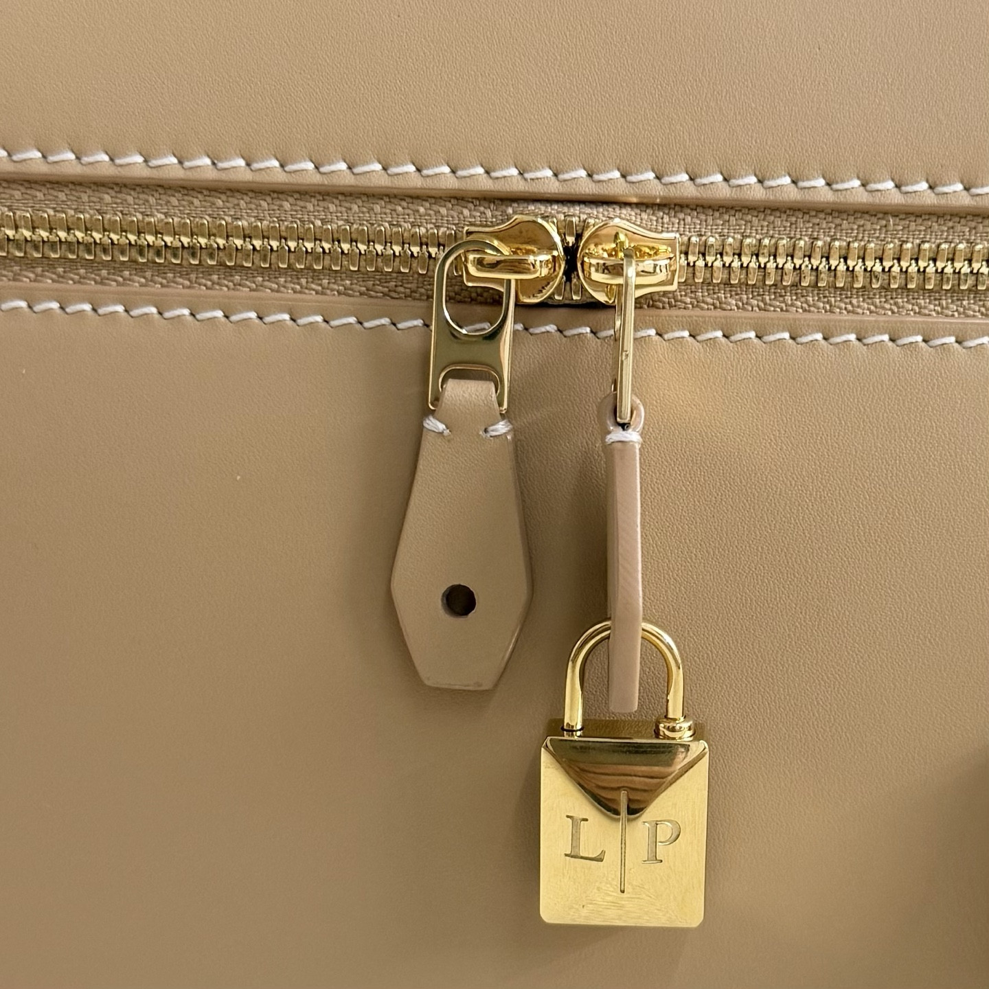 L0r0 P1ana Extra Pocket L27 Calfskin 16x27x10cm