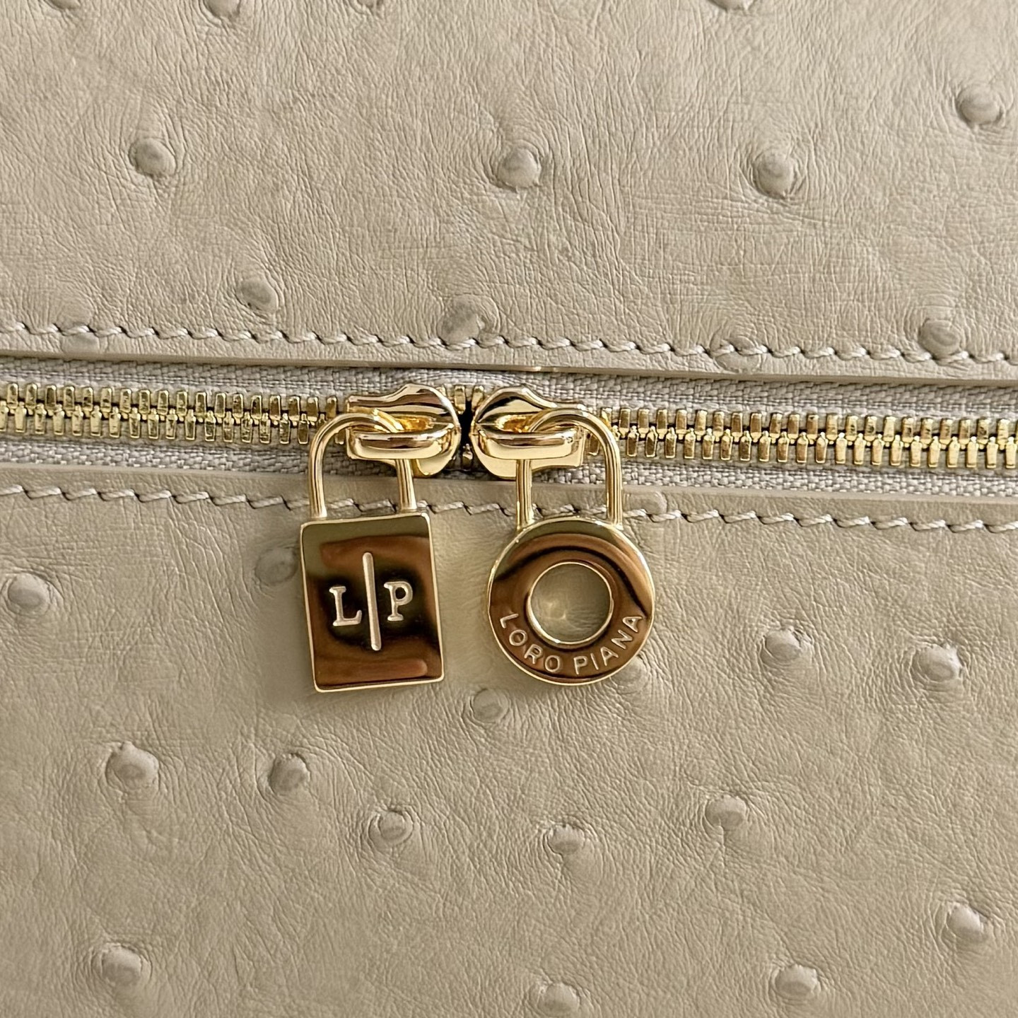 L0r0 P1ana Extra Pocket L27 Ostrich-grained Leather 16x27x10cm