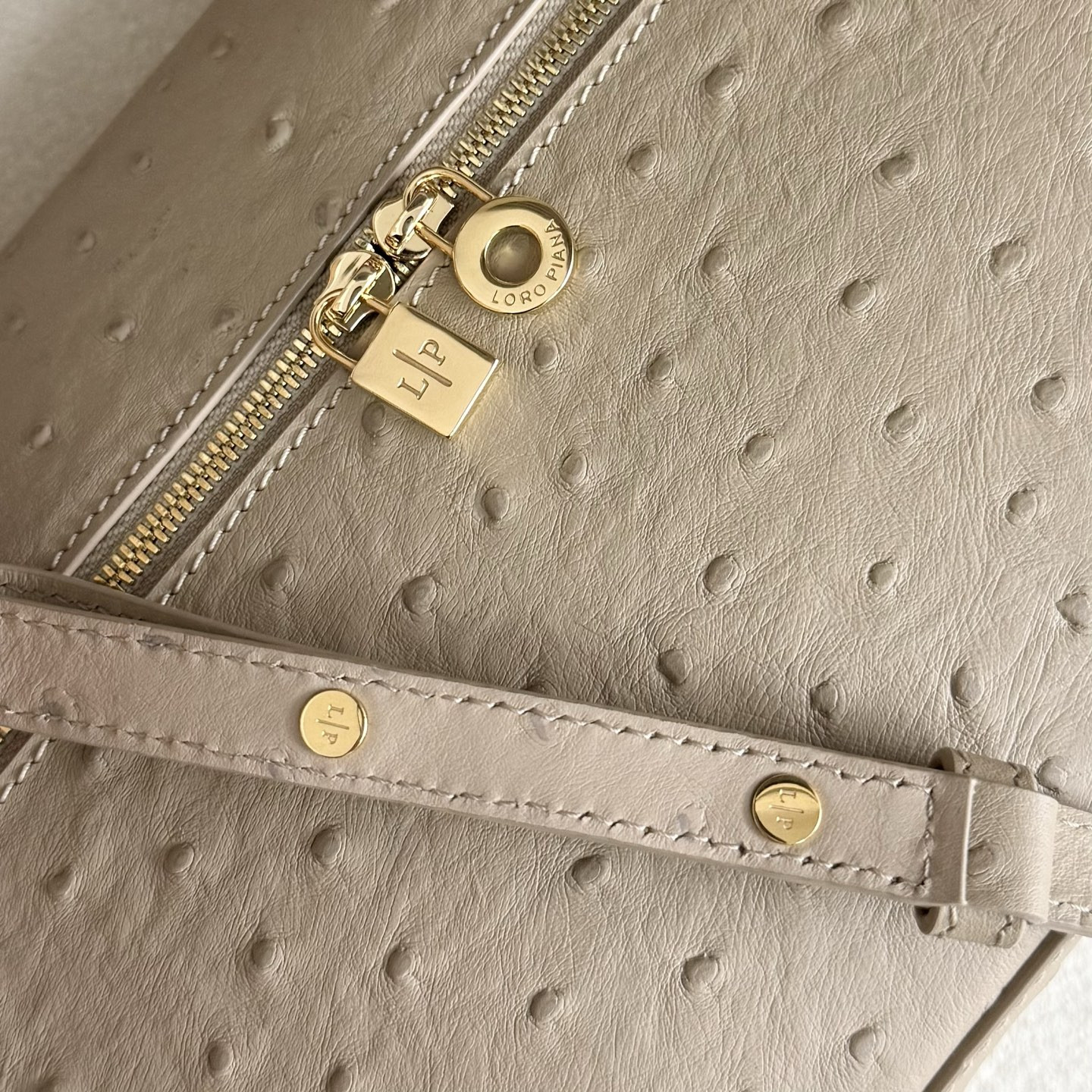 L0r0 P1ana Extra Pocket L27 Ostrich-grained Leather 16x27x10cm