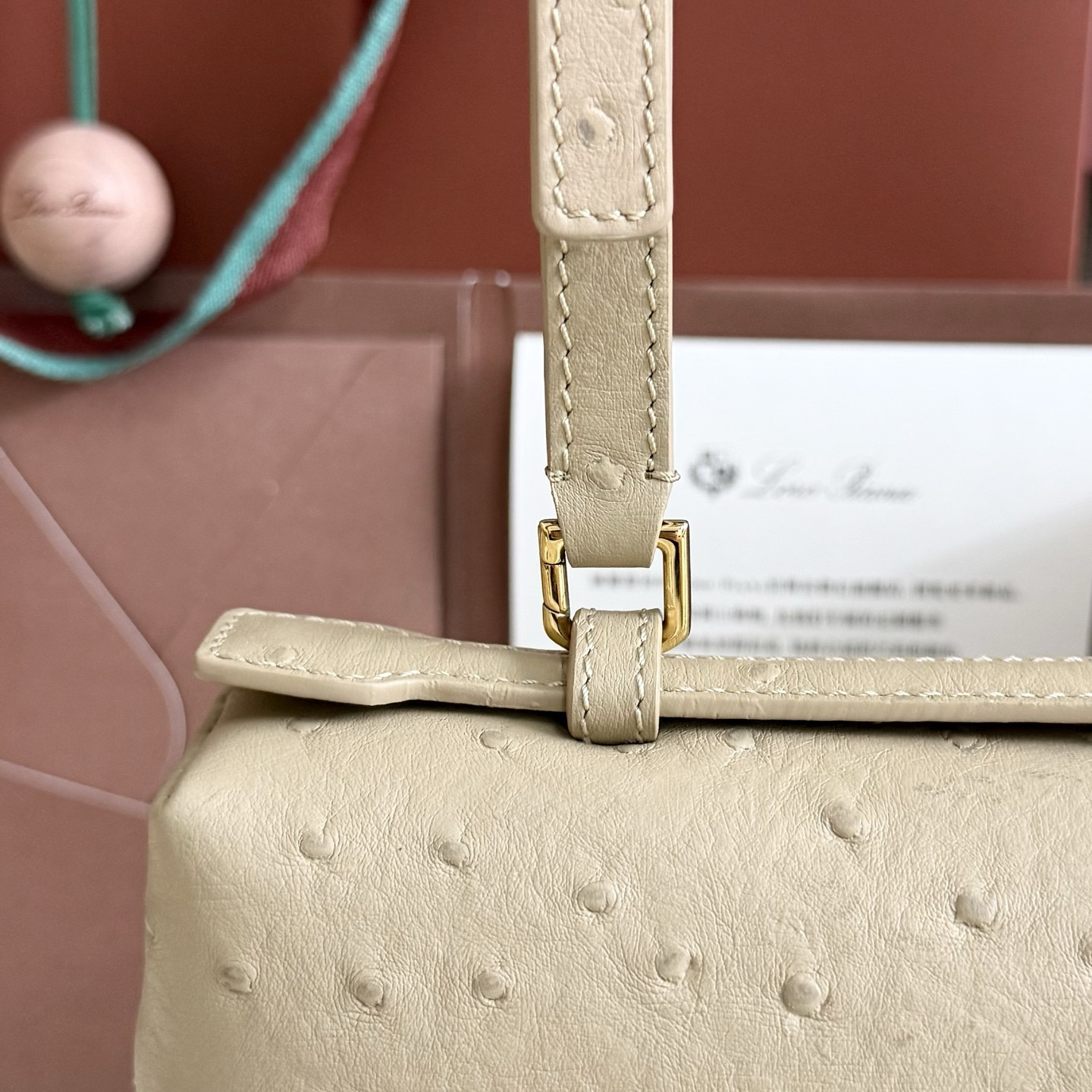 L0r0 P1ana Extra Pocket L27 Ostrich-grained Leather 16x27x10cm