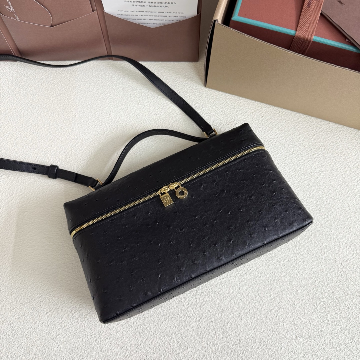 L0r0 P1ana Extra Pocket L27 Ostrich-grained Leather 16x27x10cm