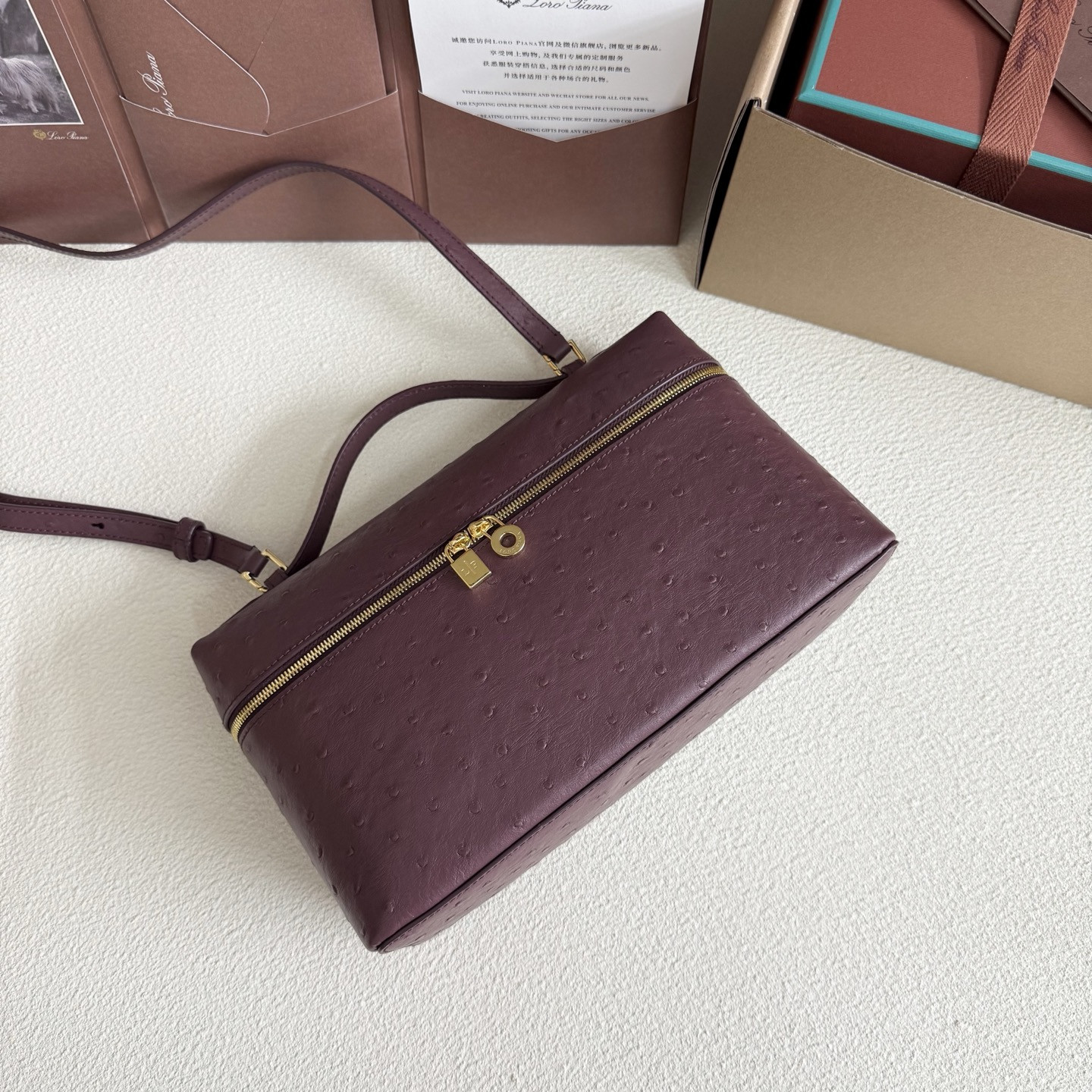 L0r0 P1ana Extra Pocket L27 Ostrich-grained Leather 16x27x10cm