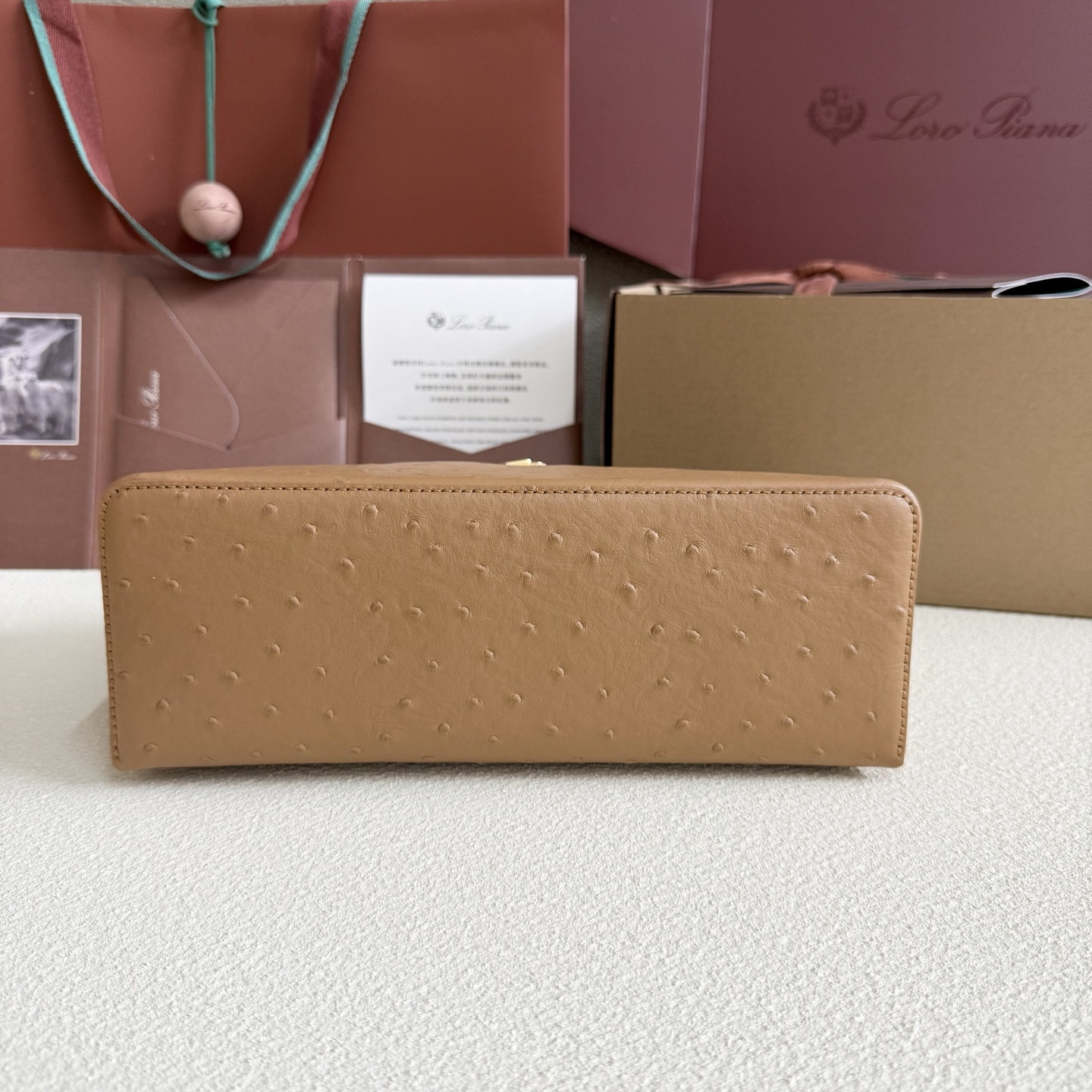 L0r0 P1ana Extra Pocket L27 Ostrich-grained Leather 16x27x10cm